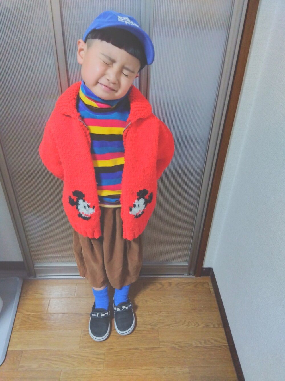 「私の推しブランド、キッズファッション、男の子、タートルネック、キャップ、VANS、スニーカー、ニット、キッズコーデ、カラーソックス、カジュアル、古着、vintage、ミッキー」｜「Moujonjonのアイテム（その他トップス、その他）」を使った、sさん（キッズ・110cm）の冬コーディネートの1枚目の写真