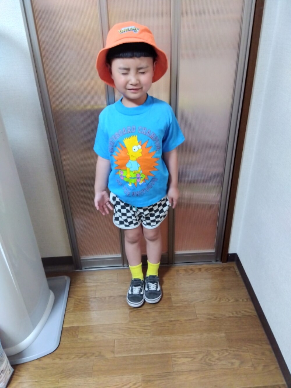 「夏コーデ、キッズコーデ、男の子、春コーデ、ハーフパンツ、Tシャツ、男の子コーデ、kids、カジュアル、古着、バケットハット、韓国子供服、スニーカー、VANS」｜「韓国子供服のアイテム（帽子、オレンジ系）」を使った、sさん（キッズ・110cm）の春コーディネートの1枚目の写真