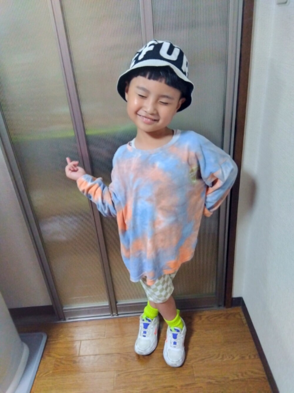 「カジュアル、キッズコーデ、キッズファッション、バケットハット、ショートパンツ、スニーカー、NIKE、男の子、韓国子供服、カットソー、タイダイ柄、春コーデ」｜「MAISON DE REEFURのアイテム（帽子、ホワイト系）」を使った、sさん（キッズ・110cm）の夏コーディネートの1枚目の写真