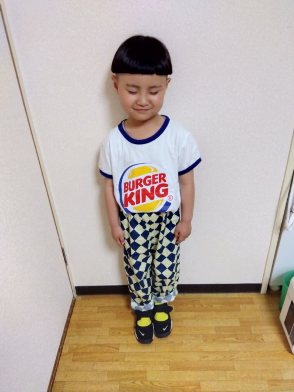 「キッズコーデ、カジュアルコーデ、春夏コーデ、キッズファッション、スニーカー、NIKE、Tシャツ、男の子、シンプル、今日のコーデ、古着、エアリフト、韓国子供服、シンプルスタイル」｜「B:MING by BEAMSのB:MING by BEAMS / ダイヤ柄 プリント パンツ（100~140cm）（その他パンツ、ブルー系）」を使った、sさん（キッズ・110cm）の春コーディネートの1枚目の写真