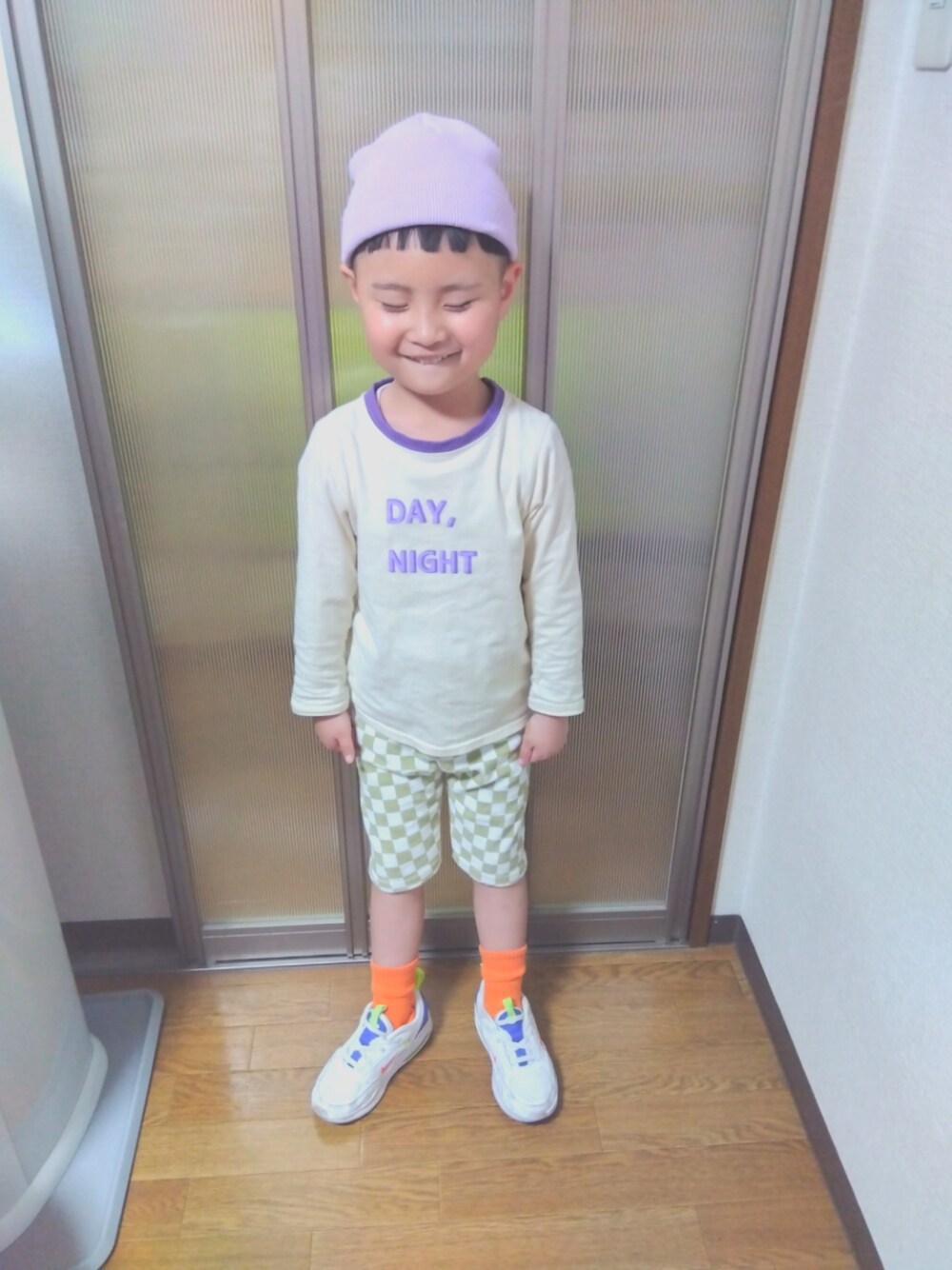 「男の子コーデ、韓国子供服、カジュアル、キッズコーデ、キッズファッション、ニット帽、ショートパンツ、ロンT、男の子、スニーカー、NIKE」｜「韓国子供服のアイテム（ニットキャップ/ビーニー、パープル系）」を使った、sさん（キッズ・110cm）の春コーディネートの1枚目の写真