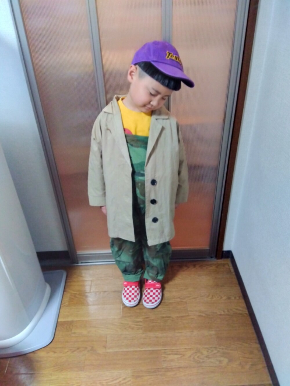 「カジュアル、スニーカーコーデ、サロペット、スウェット、スリッポン、コート、韓国子供服、キャップ、キッズコーデ、キッズファッション、VANS、古着、オーバーオール」｜「TEG TEGのTEG TEG/テグテグ/PURE ENERGY CAP（キャップ、パープル系）」を使った、sさん（キッズ・110cm）の春コーディネートの1枚目の写真