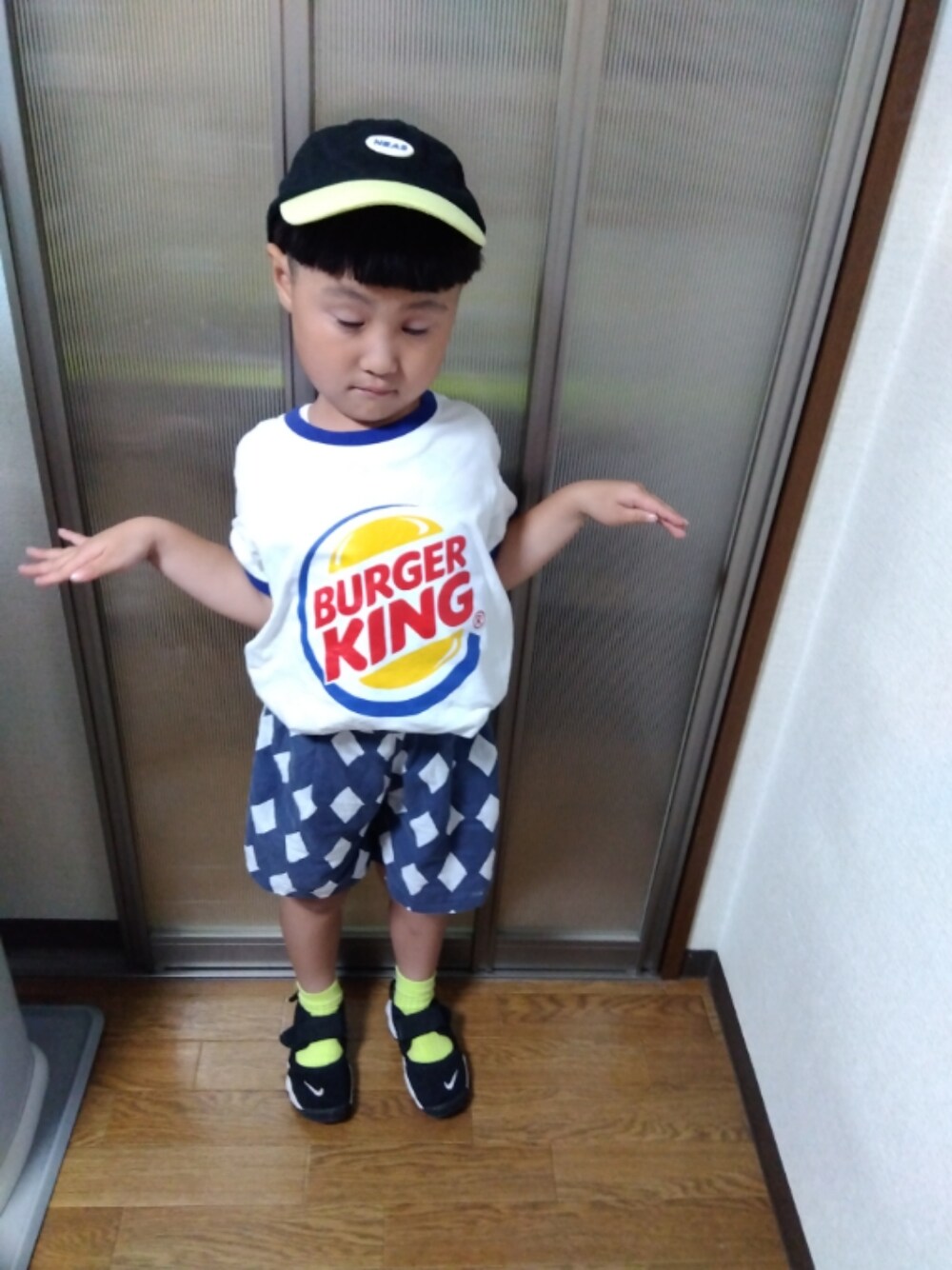 「キッズファッション、サンダル、着回しコーデ、ショートパンツ、キャップ、夏コーデ、ハーフパンツ、エアリフト、NIKE、Tシャツ、韓国子供服、古着、白Tシャツ、キッズコーデ、男の子」｜「韓国子供服のアイテム（キャップ、ブラック系）」を使った、sさん（キッズ・110cm）の夏コーディネートの1枚目の写真