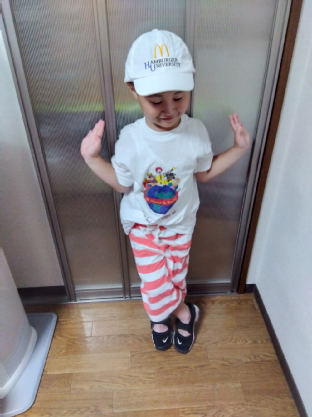 「キッズファッション、Tシャツ、古着、キャップ、サンダル、NIKE、ボーダー、キッズコーデ、白Tシャツ、男の子、夏コーデ、シンプル、カジュアル」｜「古着のアイテム（Tシャツ/カットソー、ホワイト系）」を使った、sさん（キッズ・110cm）の夏コーディネートの1枚目の写真
