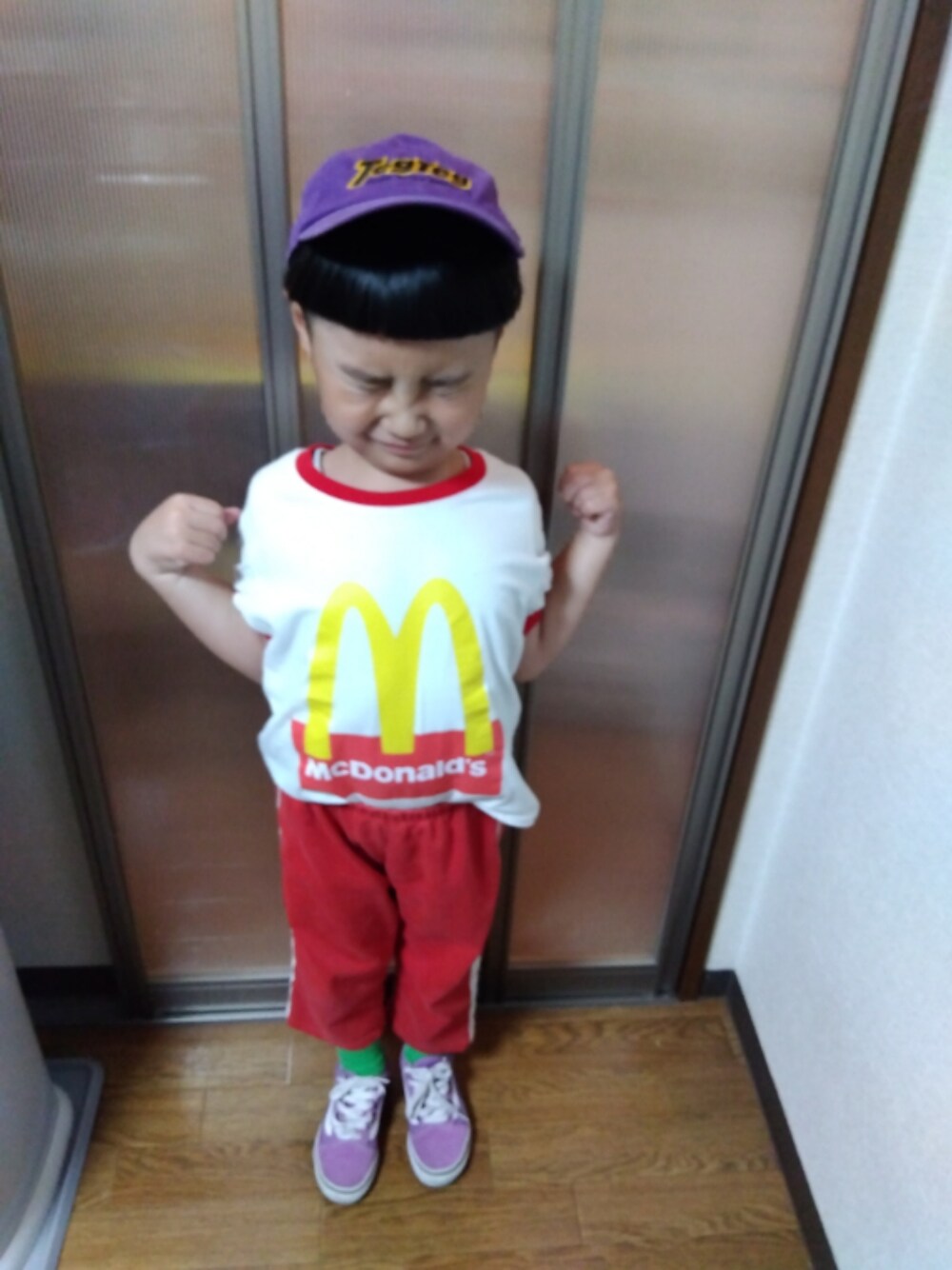 「kids、おとこのこ、キャップ、韓国子供服、ジャージ、Tシャツ、スニーカー、VANS、マクドナルド、キッズコーデ、キッズファッション、夏コーデ、リンガーTシャツ、シンプル、古着」｜「TEG TEGのTEG TEG/テグテグ/PURE ENERGY CAP（キャップ、ブラック系）」を使った、sさん（キッズ・110cm）の夏コーディネートの1枚目の写真