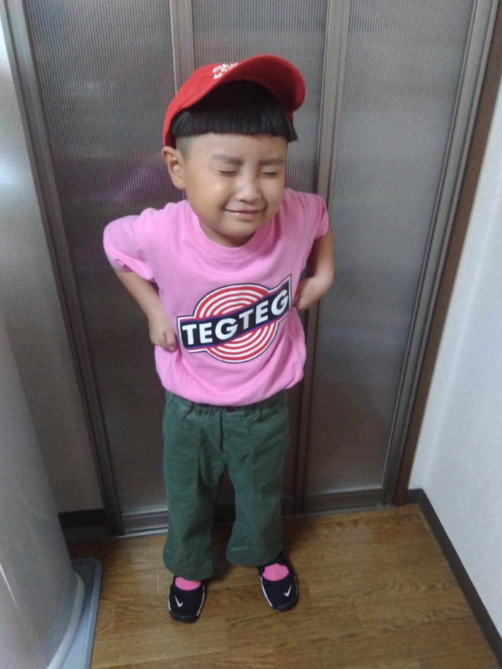 「カジュアル、キッズコーデ、男の子、Tシャツ、シンプル、ロゴT、キャップ、スニーカー、NIKE、キッズファッション、ミリタリーパンツ」｜「Mini Rodiniのアイテム（キャップ、レッド系）」を使った、sさん（キッズ・110cm）の夏コーディネートの1枚目の写真