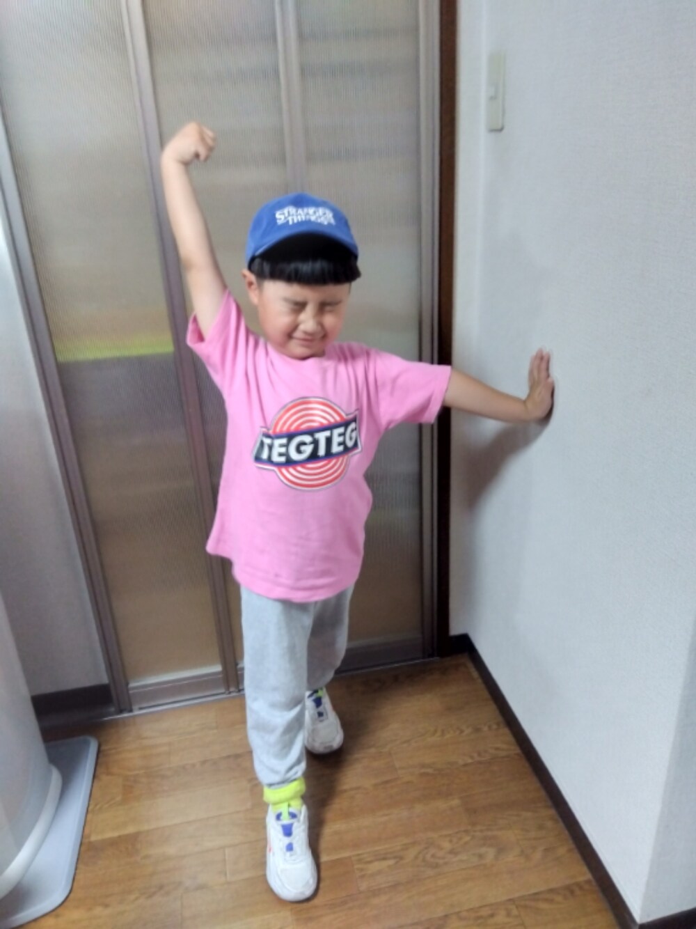 「このスタイルがお気に入り、スウェットパンツ、Tシャツ、キッズコーデ、夏、着回しコーデ、キッズファッション、シンプル、カジュアル、キャップ、スニーカー、古着、NIKE、男の子」｜「韓国子供服のアイテム（キャップ、ブルー系）」を使った、sさん（キッズ・110cm）の夏コーディネートの1枚目の写真