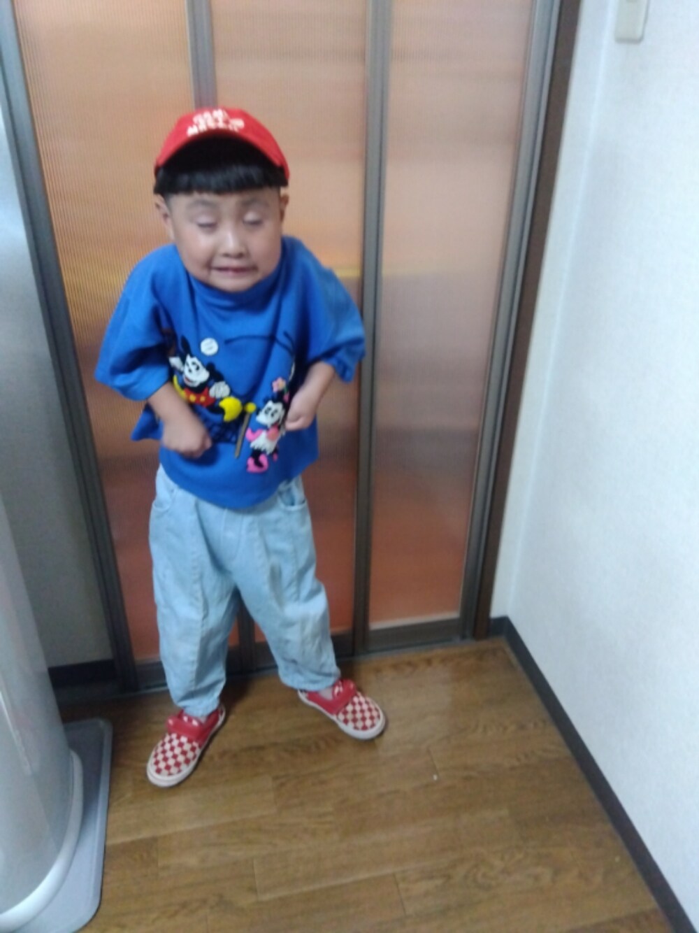 「男の子、キャップ、キッズコーデ、キッズファッション、Tシャツ、デニム、ミッキー、韓国子供服、古着、シンプル、カジュアル、スニーカー、VANS」｜「Mini Rodiniのアイテム（キャップ、レッド系）」を使った、sさん（キッズ・110cm）の夏コーディネートの1枚目の写真