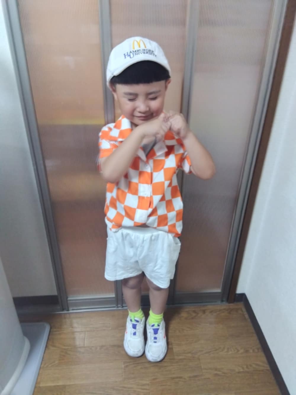 「このスタイルがお気に入り、夏コーデ、休日スタイル、シャツスタイル、シンプルコーデ、男の子コーデ、ショートパンツ、キャップ、スニーカー、キッズコーデ、キッズファッション、古着、韓国子供服」｜「古着のアイテム（シャツ/ブラウス、オレンジ系）」を使った、sさん（キッズ・110cm）の夏コーディネートの1枚目の写真