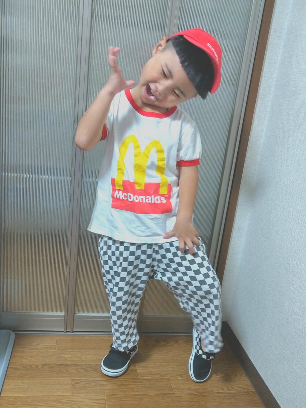 「キッズファッション、シンプルコーデ、シンプル、男の子、キッズコーデ、キャップ、Tシャツ、マクドナルド」｜「McDonaldsのアイテム（Tシャツ/カットソー、ホワイト系）」を使った、sさん（キッズ・100cm）の秋コーディネートの1枚目の写真