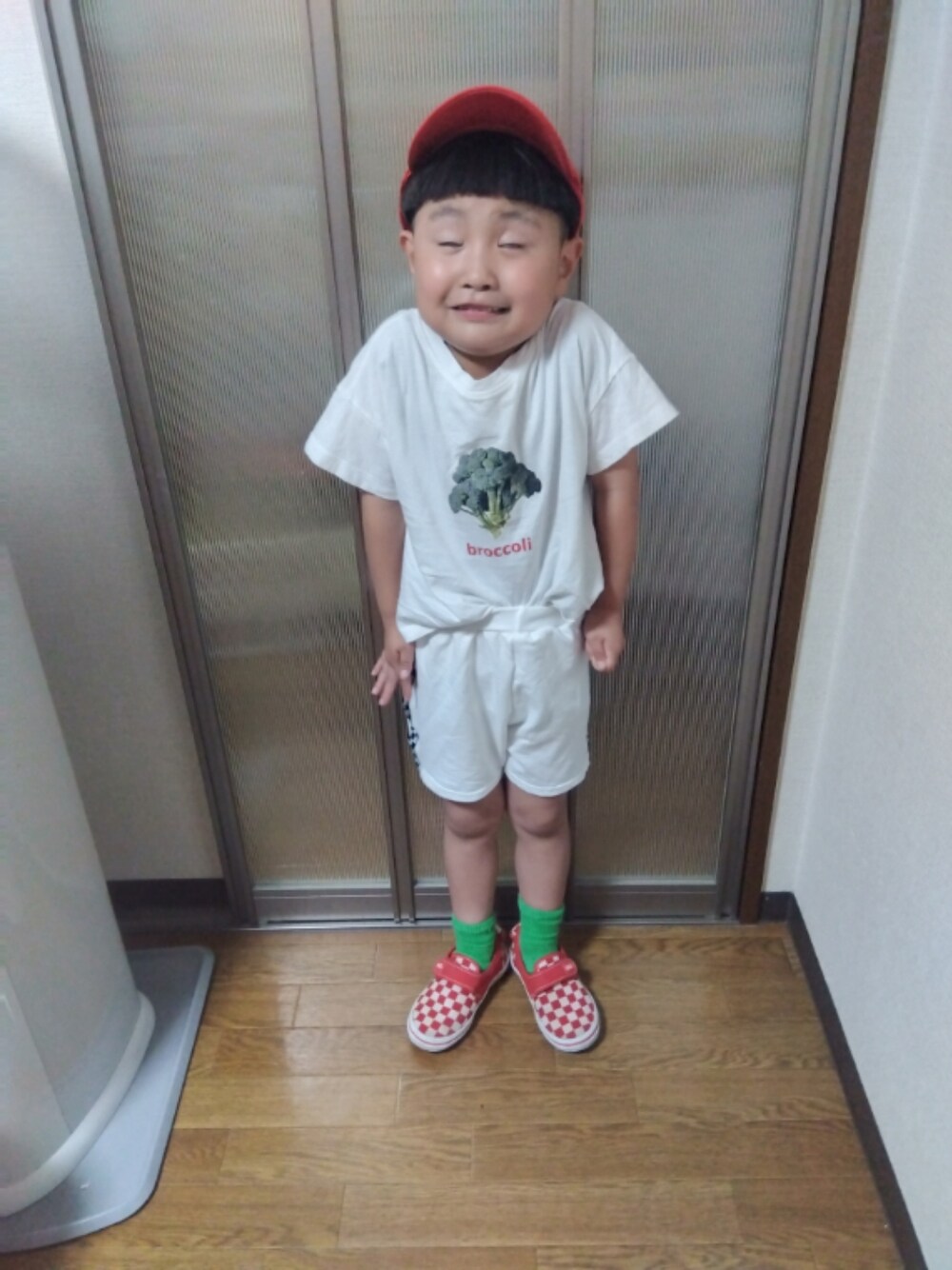 「お出かけコーデ日記、男の子コーデ、男の子、キャップ、着回しコーデ、スニーカー、韓国子供服、古着、Tシャツ、ショートパンツ、VANS、キッズコーデ、キッズファッション、初夏コーデ」｜「Mini Rodiniのアイテム（キャップ、レッド系）」を使った、sさん（キッズ・110cm）の春コーディネートの1枚目の写真