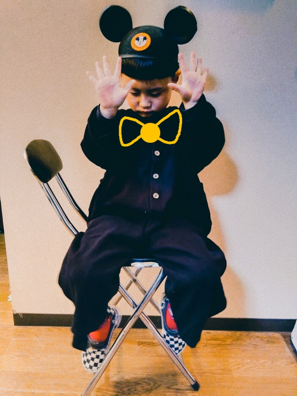 「WEARハロウィン2022、韓国子供服、キッズ、VANS、キッズコーデ、キッズファッション、男の子、男の子コーデ、オールインワン、ミッキー、シンプル」｜「韓国子供服のアイテム（つなぎ/オールインワン、ブラック系）」を使った、sさん（キッズ・100cm）の秋コーディネートの1枚目の写真