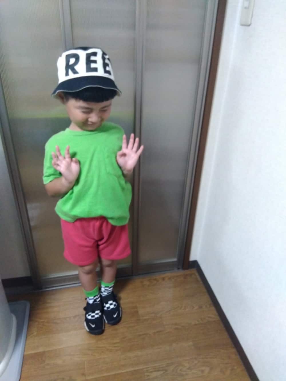 「Tシャツ、ショートパンツ、キッズファッション、夏コーデ、サンダル、男の子コーデ、バケットハット、キッズコーデ、NIKE、カジュアル、シンプル、古着、着回しコーデ、スポーツサンダル」｜「MAISON DE REEFURのアイテム（帽子、その他）」を使った、sさん（キッズ・110cm）の夏コーディネートの1枚目の写真