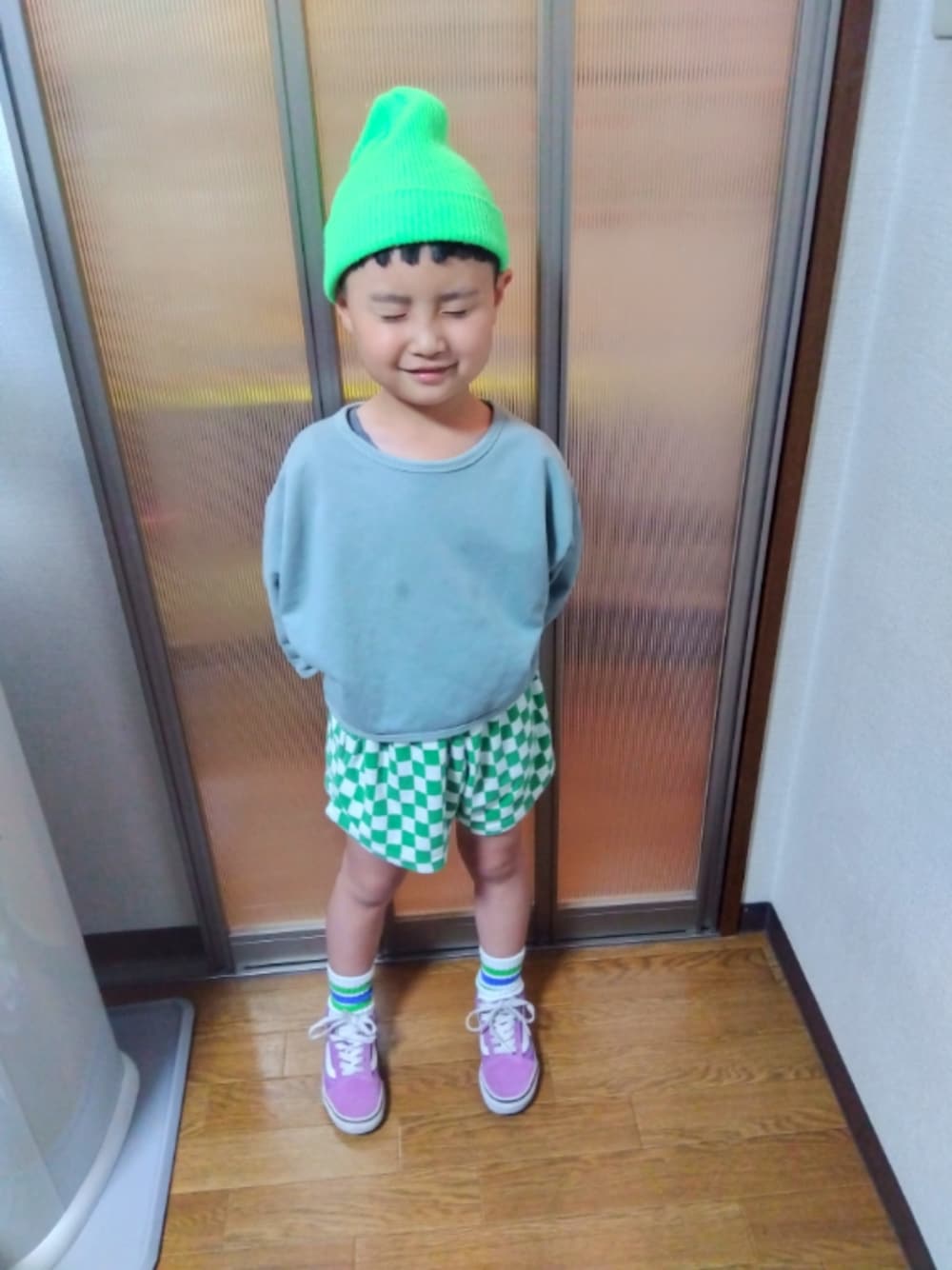 「キッズファッション、着回しコーデ、春夏コーデ、ニット帽、ショートパンツ、スニーカー、韓国子供服、キッズコーデ、男の子、VANS、ビタミンカラー、カジュアル、シンプル、古着」｜「韓国子供服のアイテム（ニットキャップ/ビーニー、グリーン系）」を使った、sさん（キッズ・110cm）の春コーディネートの1枚目の写真