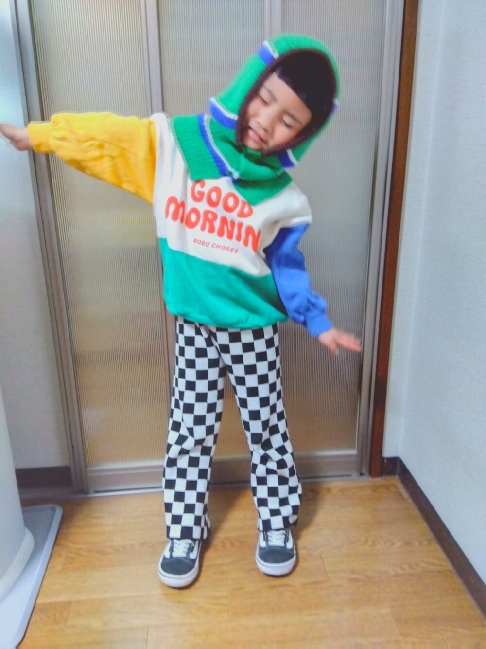 「キッズコーデ、男の子、韓国子供服、キッズファッション、スウェット、おとこのこ、bobochoses、スニーカー、バラクラバ、VANS、古着、カラーコーデ、男の子コーデ、パンツスタイル」｜「韓国子供服のアイテム（帽子、グリーン系）」を使った、sさん（キッズ・110cm）の冬コーディネートの1枚目の写真