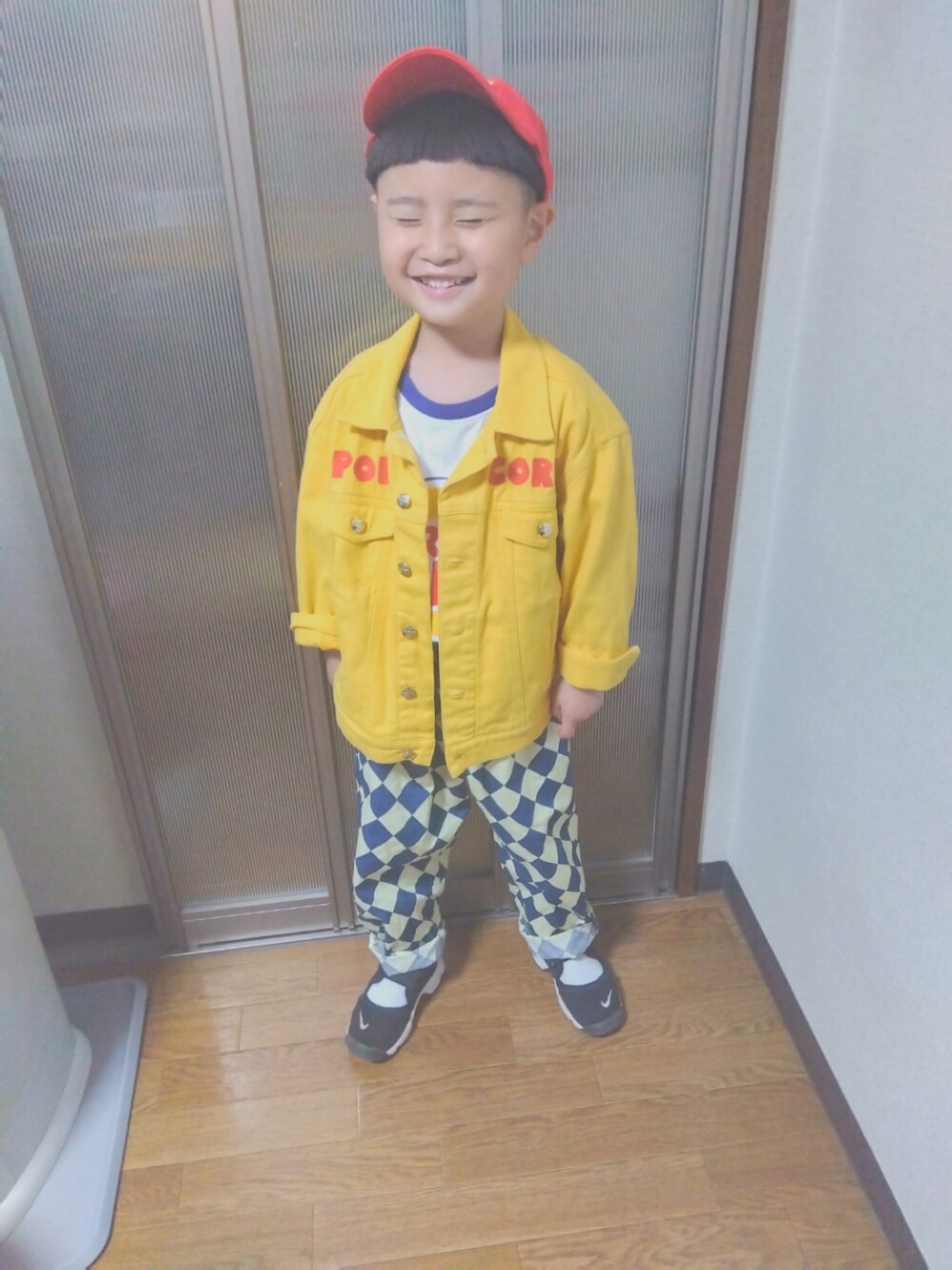 「いまどきジャケット写真、春コーデ、男の子、シンプルコーデ、カジュアル、キャップ、キッズコーデ、キッズファッション、NIKE、サンダル、古着」｜「Mini Rodiniのアイテム（キャップ、レッド系）」を使った、sさん（キッズ・110cm）の春コーディネートの1枚目の写真