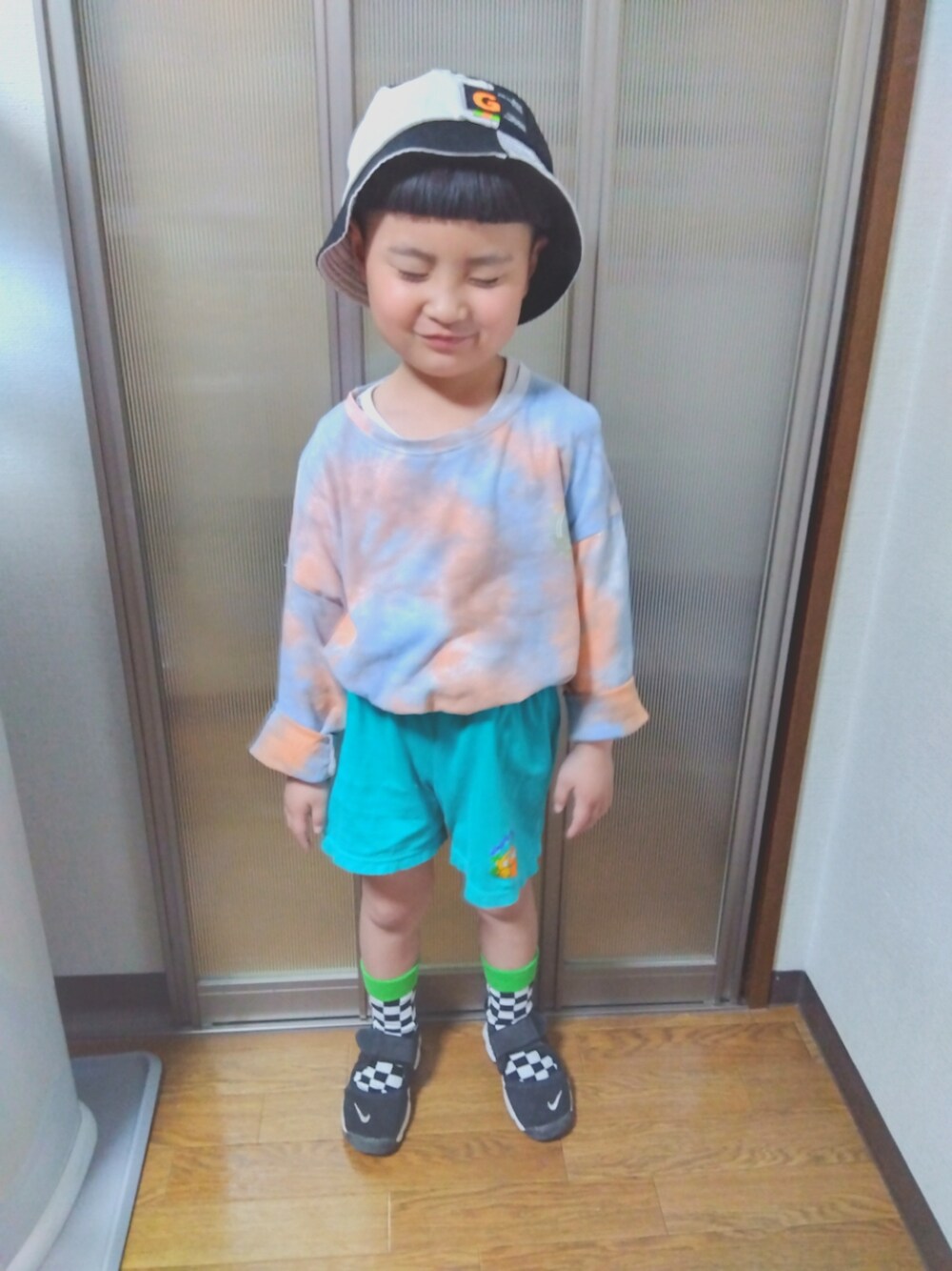 「ロンT、春服みてみて、kids、キッズコーデ、キッズファッション、韓国子供服、古着、バケットハット、NIKE、ショートパンツ、カジュアル、タイダイ柄、男の子」｜「韓国子供服のアイテム（帽子、ホワイト系）」を使った、sさん（キッズ・110cm）の春コーディネートの1枚目の写真