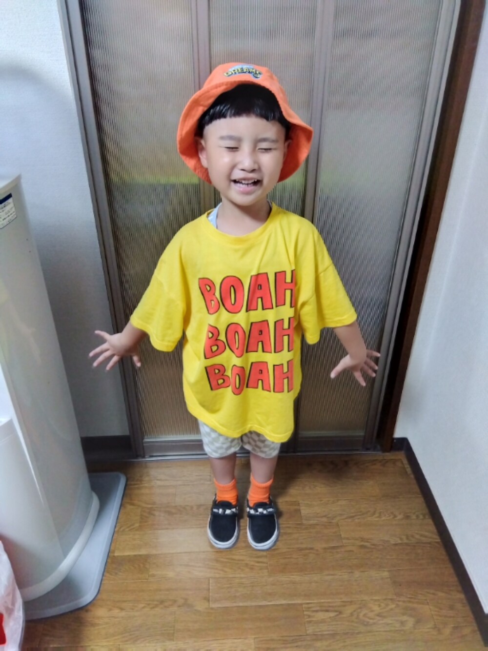 「このスタイルがお気に入り、夏コーデ、Tシャツ、男の子、シンプルコーデ、ハーフパンツ、キッズコーデ、キッズファッション、バケットハット、韓国子供服、古着、スニーカー、VANS」｜「韓国子供服のアイテム（帽子、オレンジ系）」を使った、sさん（キッズ・110cm）の夏コーディネートの1枚目の写真
