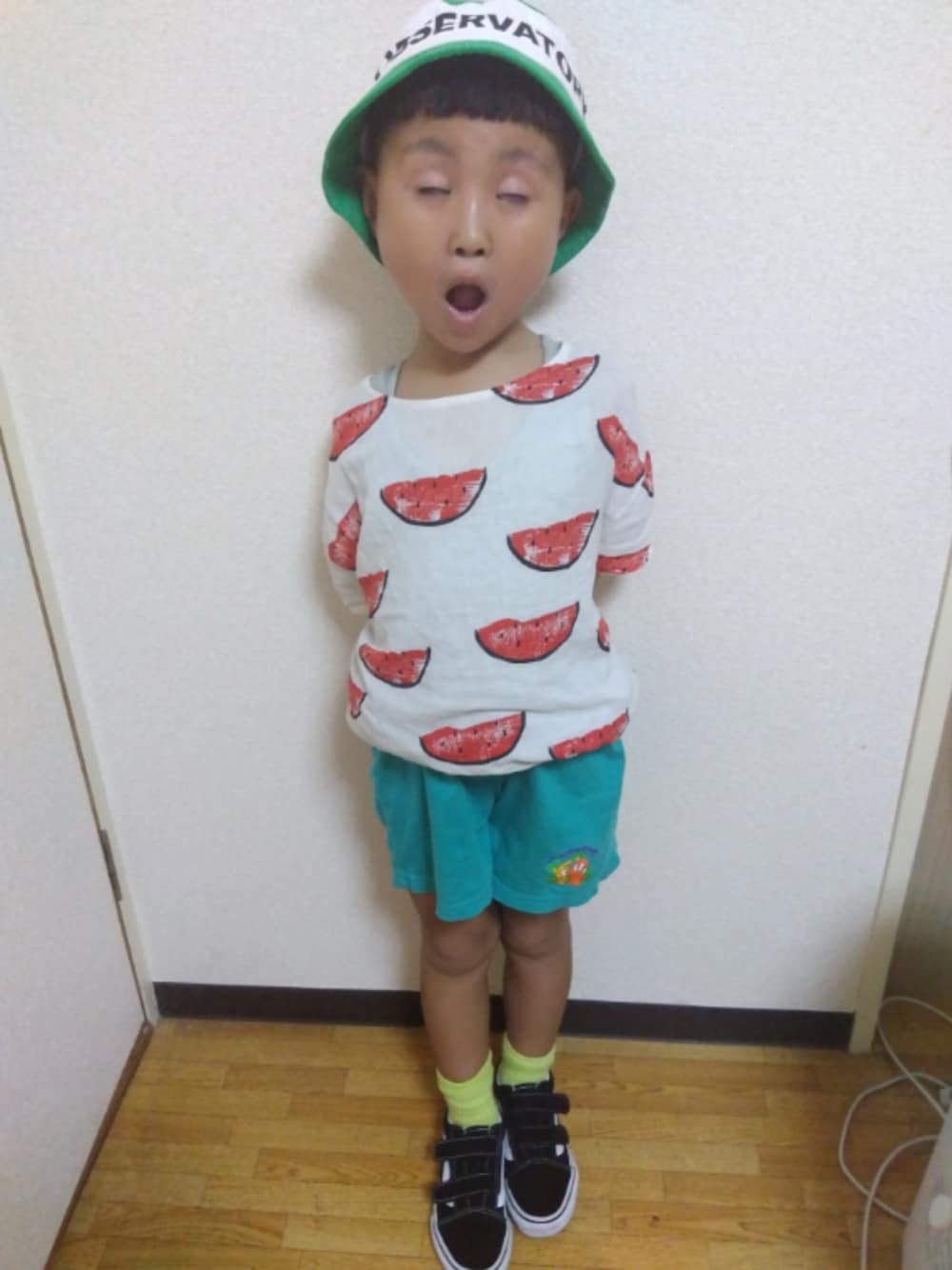 「アツいコーデ全部見せ、シンプルコーデ、キッズファッション、スニーカー、夏コーデ、男の子、休日スタイル、お出かけコーデ、キッズコーデ、バケットハット、ショートパンツ、韓国子供服、古着、ローリーズファーム(LOWRYS FARM)、スイカ」｜「韓国子供服のアイテム（帽子、グリーン系）」を使った、sさん（キッズ・110cm）の夏コーディネートの1枚目の写真