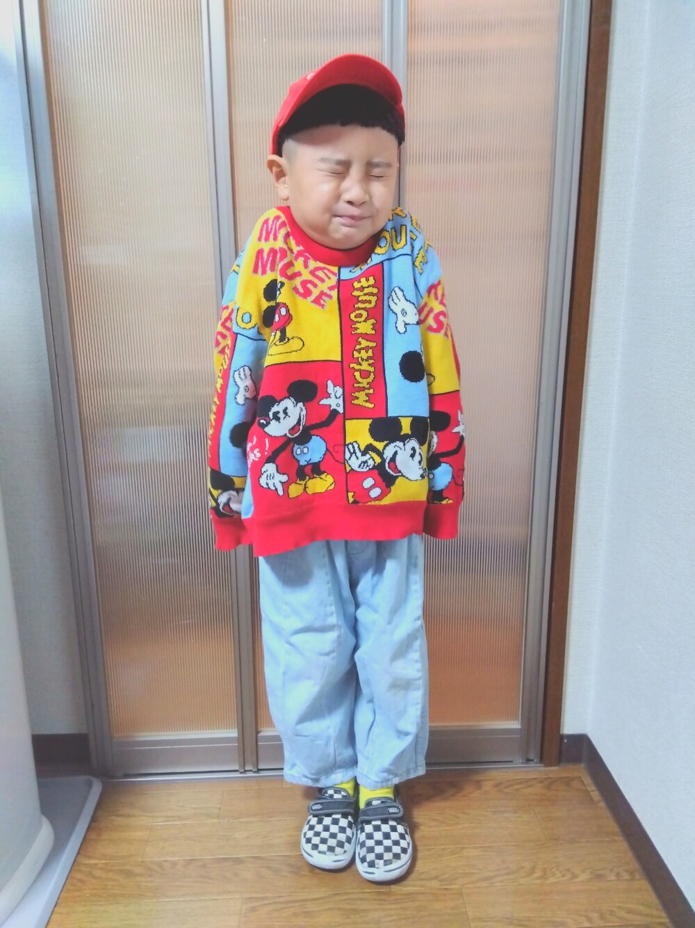 「カジュアル、男の子、スニーカー、キッズコーデ、kids、カラーニット、キッズファッション、デニム、キャップ、ニット、VANS、シンプル、古着、ストリート」｜「Mini Rodiniのアイテム（キャップ、レッド系）」を使った、sさん（キッズ・100cm）の冬コーディネートの1枚目の写真
