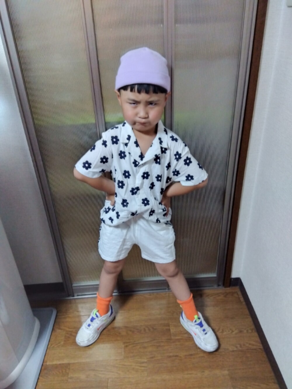 「夏コーデ、ショートパンツ、シャツスタイル、ニット帽、キッズファッション、キッズコーデ、スニーカー、NIKE、男の子、韓国子供服、ホワイト、カラーソックス」｜「韓国子供服のアイテム（ニットキャップ/ビーニー、パープル系）」を使った、sさん（キッズ・110cm）の春コーディネートの1枚目の写真