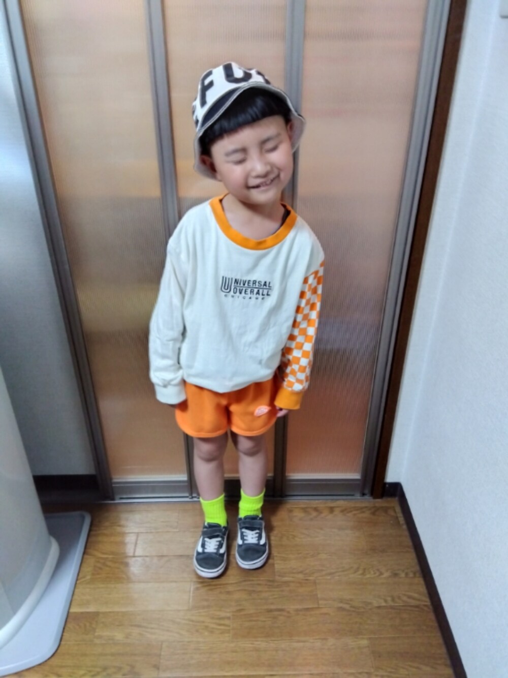 「キッズファッション、カジュアルコーデ、キッズ、プチプラ、着回しコーデ、男の子コーデ、ビタミンカラー、バケットハット、おとこのこ、スニーカー、韓国子供服、VANS、ロンT、シンプル」｜「MAISON DE REEFURのアイテム（帽子、ホワイト系）」を使った、sさん（キッズ・110cm）の春コーディネートの1枚目の写真