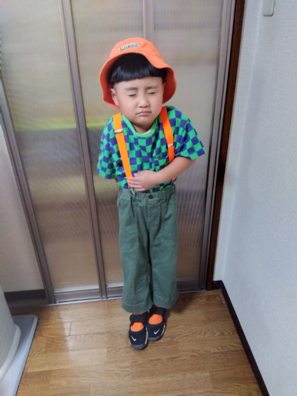 「夏コーデ、男の子、キッズコーデ、キッズファッション、バケットハット、スニーカー、NIKE、Tシャツ、古着、カジュアル、サスペンダー、ローリーズファーム(LOWRYS FARM)」｜「韓国子供服のアイテム（帽子、オレンジ系）」を使った、sさん（キッズ・110cm）の夏コーディネートの1枚目の写真