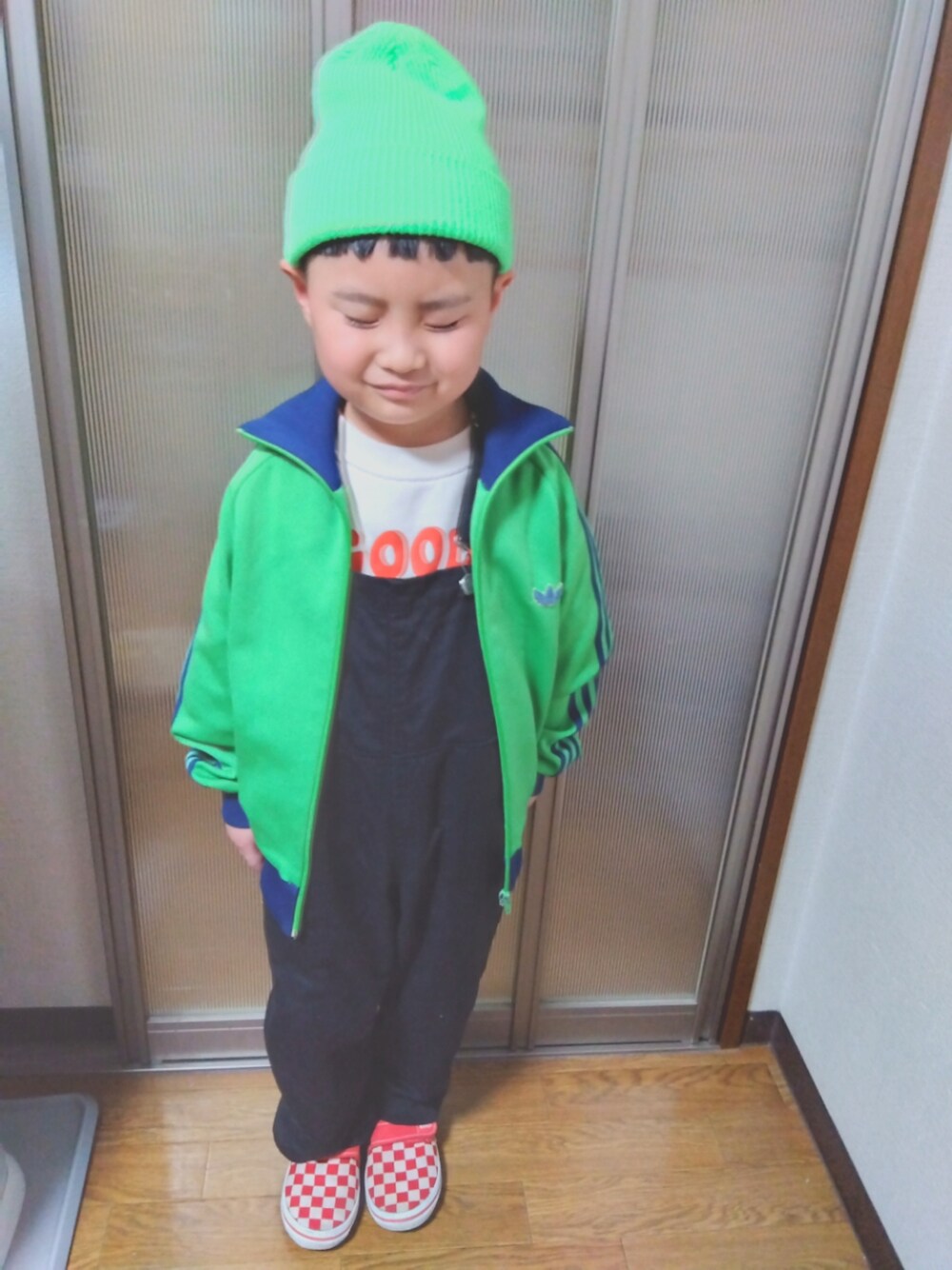 「春服デビュー宣言、男の子、キッズコーデ、シンプル、春カラー、サロペット、ニット帽、ジャージ、スニーカー、VANS、キッズファッション、スウェット、韓国子供服、古着」｜「韓国子供服のアイテム（ニットキャップ/ビーニー、グリーン系）」を使った、sさん（キッズ・110cm）の春コーディネートの1枚目の写真