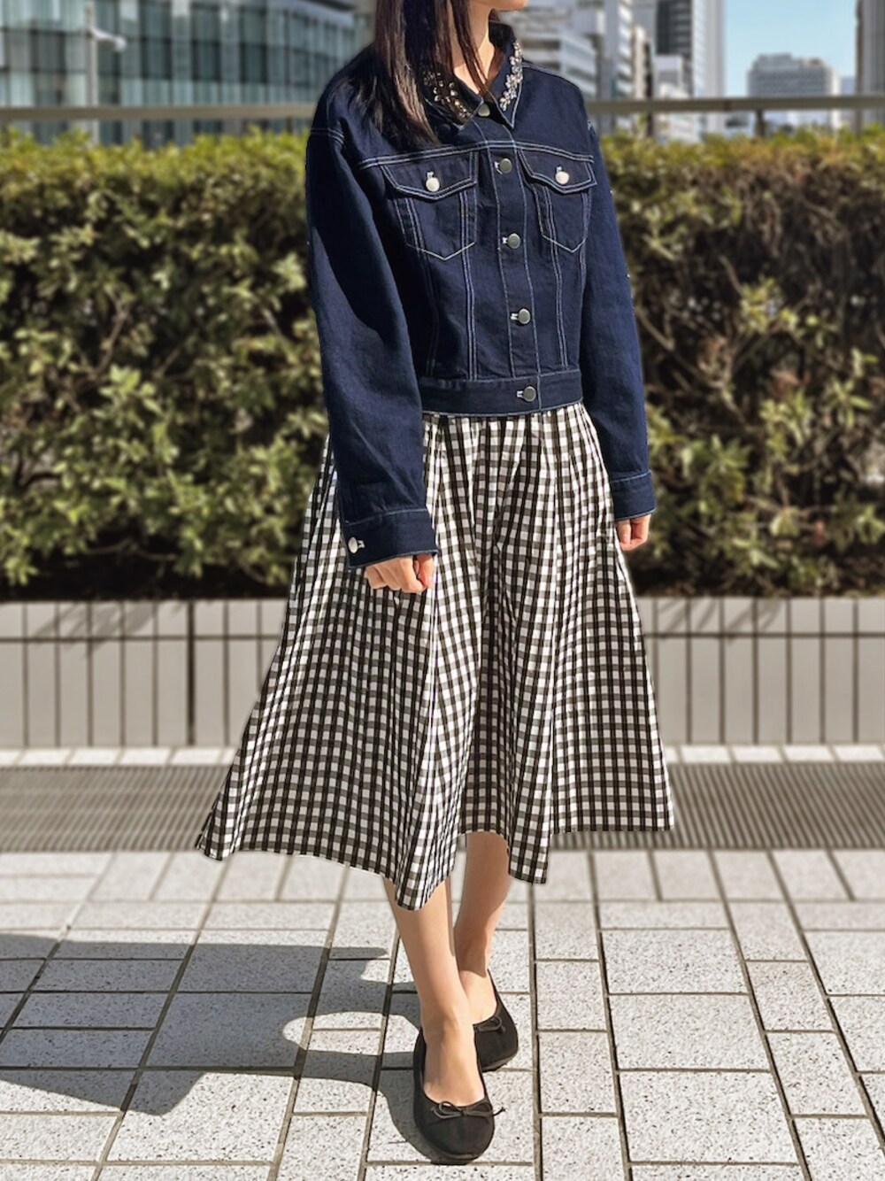 「デニムジャケット、大人カジュアル、お呼ばれコーデ、ビジュー付き、岡山デニム、STRAWBERRY-FIELDS、着回し抜群、ストレッチ素材、カジュアルエレガント、シーズンレスコーデ」｜「STRAWBERRY-FIELDSの襟ビジュー付デニムジャンパー（デニムジャケット、ブルー系）」を使った、STRAWBERRY-FIELDSさん（レディース・154cm）の冬コーディネートの1枚目の写真