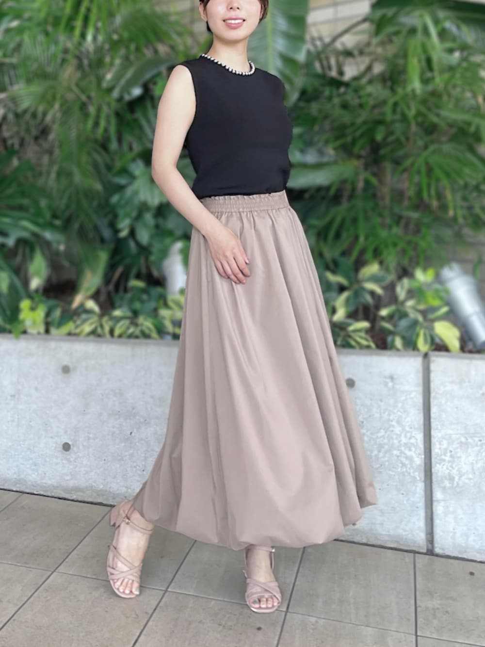 「なんばCITY店_YUZUKI、STRAWBERRY-FIELDS(STRAWBERRY-FIELDS)、バルーンスカート、キャメルカラー、パールニット、フェミニンコーデ、オフィスコーデ、レディライク、クラシックコーデ、お呼ばれスタイル、ノースリーブニット、上品カジュアル、華やかベーシック、LOOKBOOK掲載アイテム」｜「STRAWBERRY-FIELDSのノアストレッチⅡ_リボンパールネックニット（ニット/セーター、ブラック系）」を使った、STRAWBERRY-FIELDSさん（レディース・160cm）の夏コーディネートの1枚目の写真