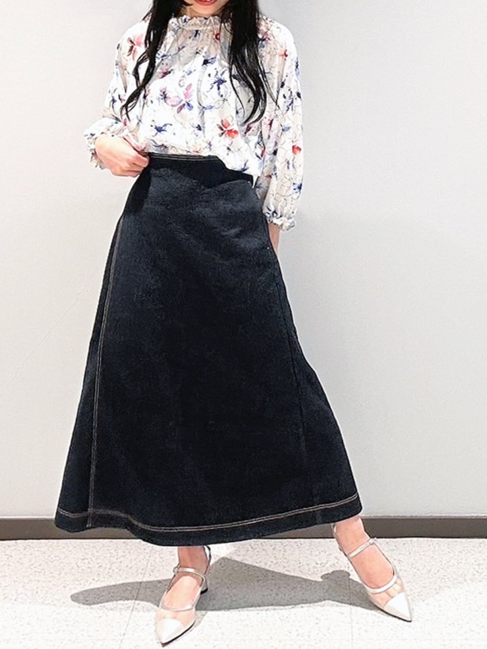 「花柄、デニムスカート、春服、ラップスカート、春カラー、花柄ブラウス、STRAWBERRY-FIELDS、ストロベリーフィールズ、オカヤマデニム、150cm台コーデ、荻窪ルミネ店_YURI」｜「STRAWBERRY-FIELDSのｶﾗｰｱｰﾄﾌﾗﾜｰﾌﾞﾗｳｽ（Tシャツ/カットソー、ホワイト系）」を使った、STRAWBERRY-FIELDSさん（レディース・151cm）の春コーディネートの1枚目の写真