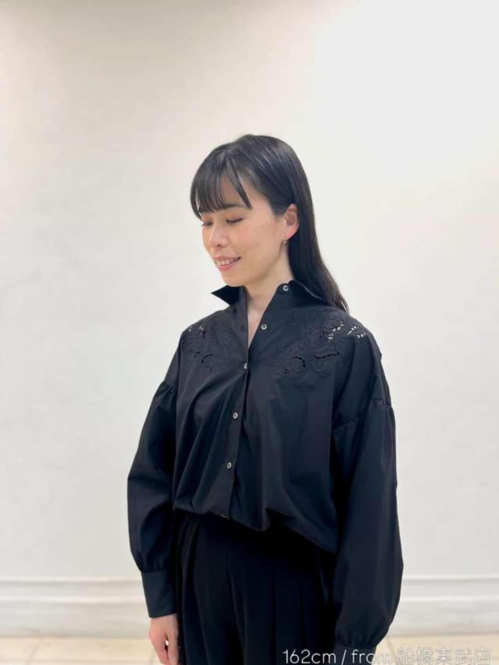 ブラック系のシャツ/ブラウスを着用したレディースの春コーディネートの1枚目の写真