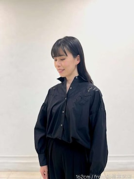 「STRAWBERRY-FIELDS（ストロベリーフィールズ）のエイミーブロード_エンブロイダリーシャツ（シャツ/ブラウス、ブラック系）」を使った、STRAWBERRY-FIELDSさん（レディース・156cm）の春コーディネート