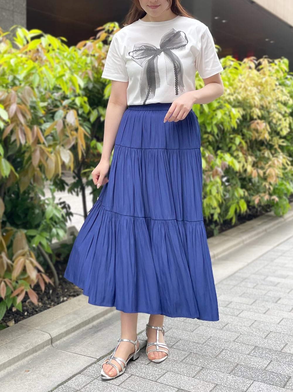「大人カジュアル、きれいめカジュアル、ティアードスカート、ブルーコーデ、夏コーデ、STRAWBERRY-FIELDS、ストロベリーフィールズ、パウダーサテン、京都ポルタ店_HARUKA、リボンプリントTシャツ」｜「STRAWBERRY-FIELDSのパウダーサテンティアードスカート（スカート、ブルー系）」を使った、STRAWBERRY-FIELDSさん（レディース・168cm）の春コーディネートの1枚目の写真