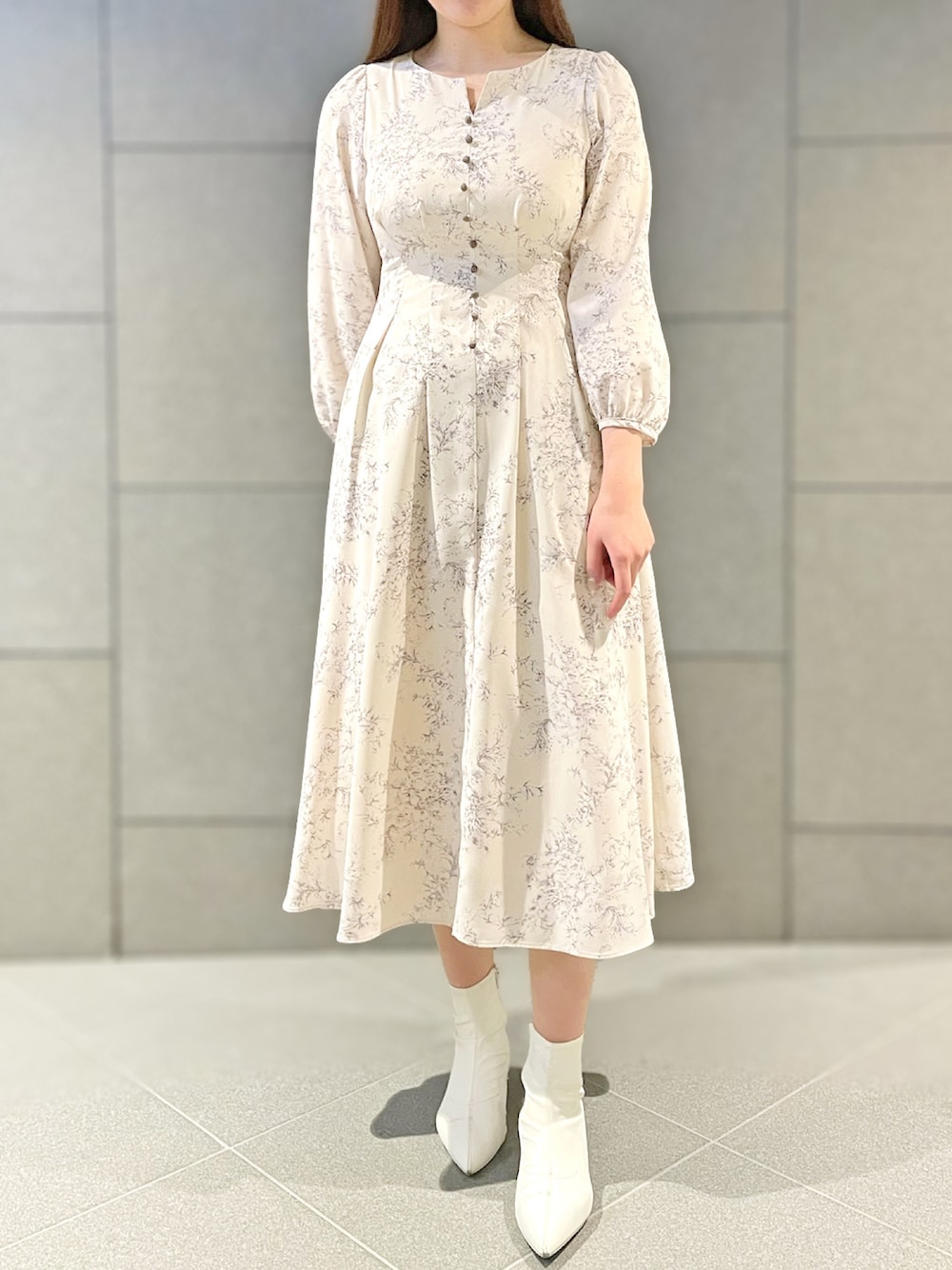 「レースアップ、パーティードレス、デートコーデ、花柄ワンピース、スタイルアップ、ママコーデ、STRAWBERRY-FIELDS、同窓会ファッション、洗濯機OK、幅広い年代対応」｜「STRAWBERRY-FIELDSのフラワープリントワンピース　ワンピース（ワンピース、ベージュ系）」を使った、STRAWBERRY-FIELDSさん（レディース・168cm）の冬コーディネートの1枚目の写真