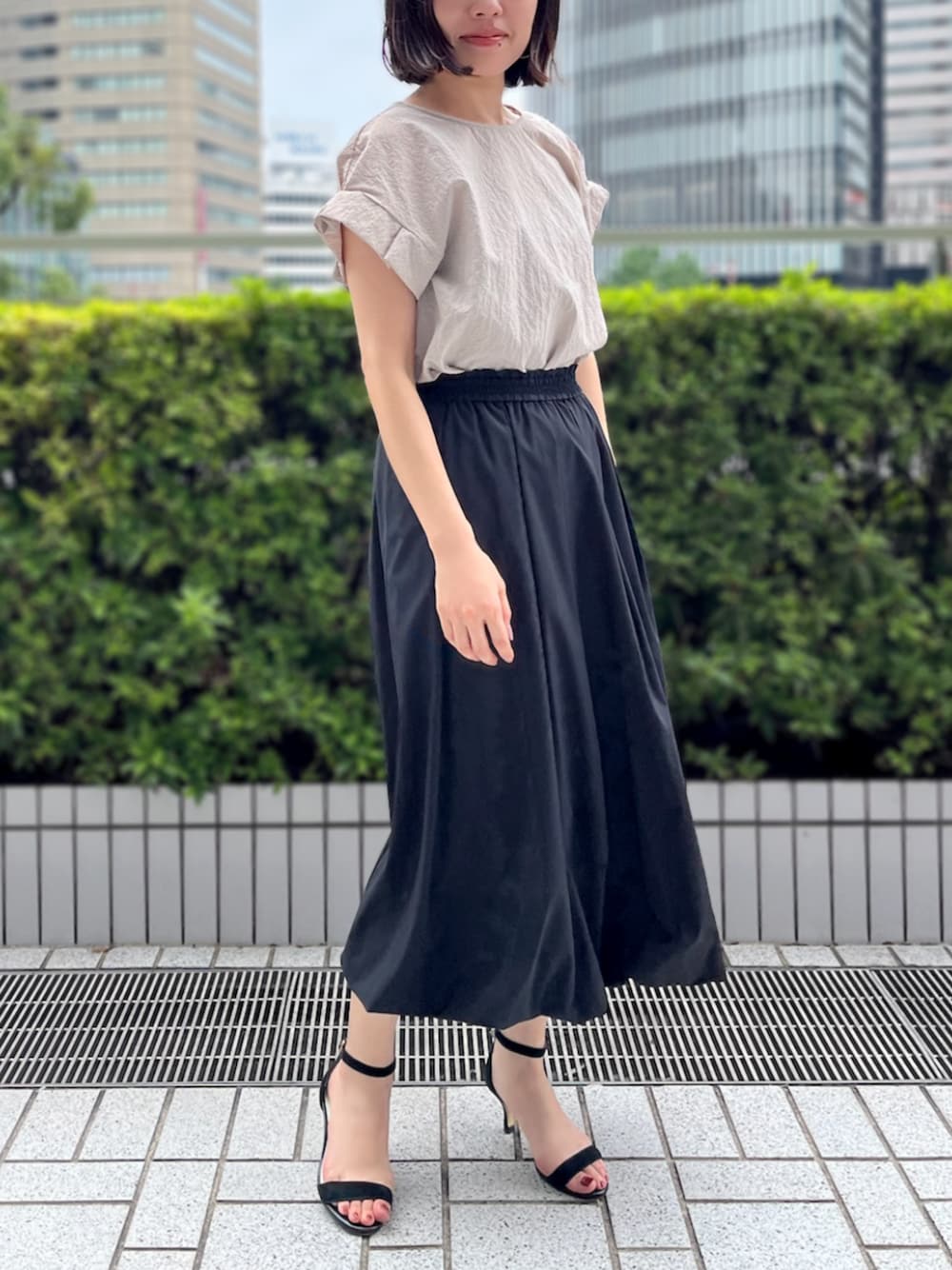 「Aラインブラウス、ベージュブラウス、軽やか素材、通気性◎トップス、立体シルエット、バルーンスカート、ブラックスカート、エアリースタイル、上品カジュアル、フェミニンコーデ、涼しいブラウス、お出かけコーデ、秋まで使える、洗えるブラウス、STRAWBERRY-FIELDS(STRAWBERRY-FIELDS)」｜「STRAWBERRY-FIELDSのミルキータフタ_バルーンタフタスカート（スカート、ブラック系）」を使った、STRAWBERRY-FIELDSさん（レディース・164cm）の夏コーディネートの1枚目の写真