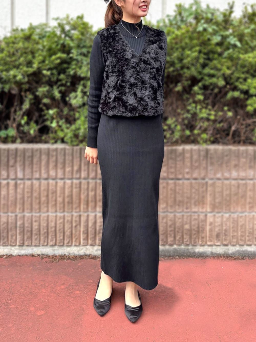 ブラック系のワンピースを着用したレディースの秋コーディネートの1枚目の写真