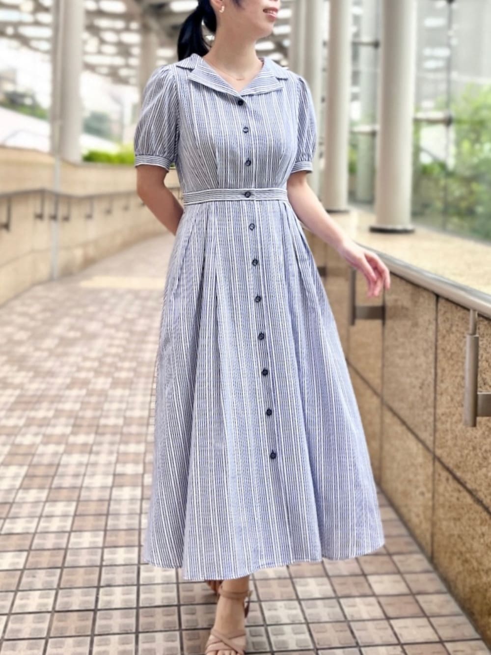 「お呼ばれコーデ、ウエストタック、夏ワンピース、STRAWBERRY-FIELDS、ストロベリーフィールズ、美人百花掲載、キャンディストライプ、クラシカルスタイル、なんばCITY店_YUZUKI、エレファントスリーブ」｜「STRAWBERRY-FIELDSのストライプクラシカルシャツワンピース（ワンピース、ブルー系）」を使った、STRAWBERRY-FIELDSさん（レディース・160cm）の春コーディネートの1枚目の写真