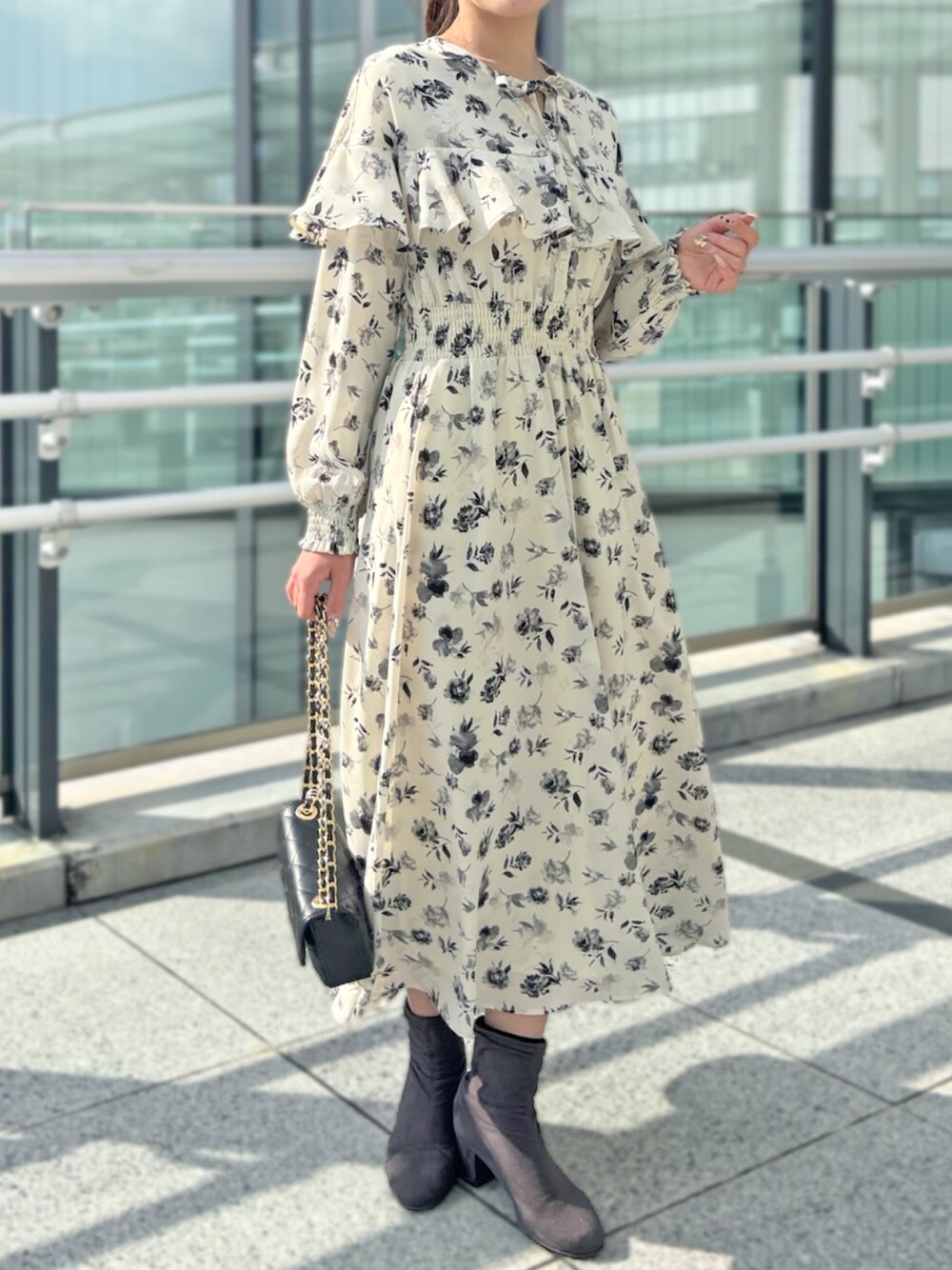 「ワンピース、フリル、成人式、結婚式、デートコーデ、お呼ばれ、STRAWBERRY-FIELDS、披露宴、パーティーシーン、ピオレ姫路店_SERI」｜「STRAWBERRY-FIELDSのモノトーンフラワーフリルワンピース　ワンピース（ワンピース、ホワイト系）」を使った、STRAWBERRY-FIELDSさん（レディース・159cm）の冬コーディネートの1枚目の写真