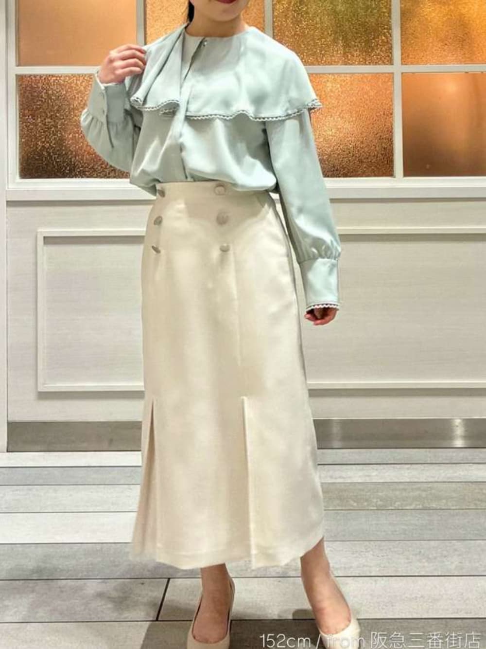 グリーン系のシャツ/ブラウス、ベージュ系のスカートを着用したレディースの春コーディネートの1枚目の写真