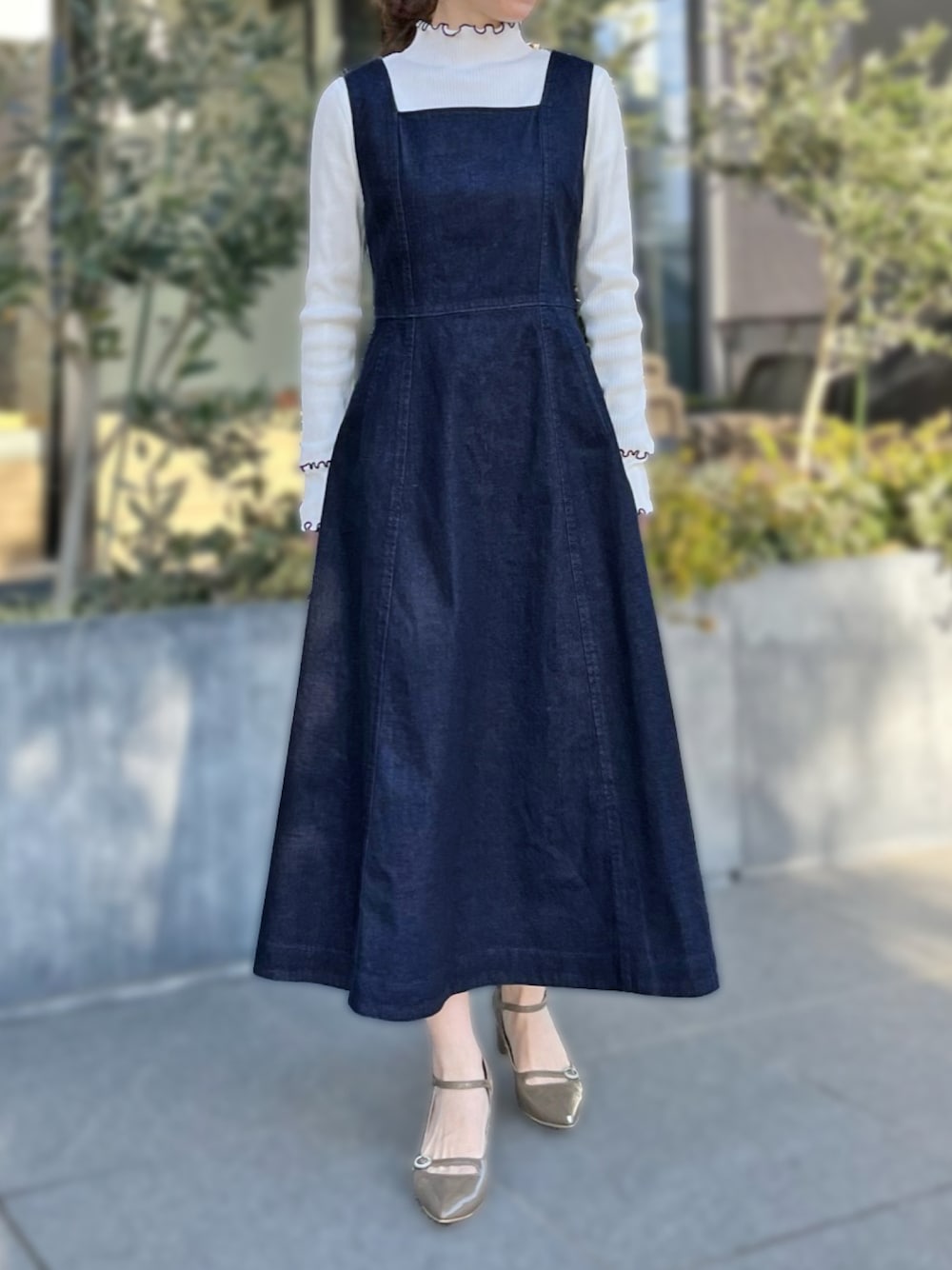 「ワンピース、ジャンパースカート、STRAWBERRY-FIELDS、バックレースアップ、アリコットストレッチ、金沢店_EMI」｜「STRAWBERRY-FIELDSのアリコットストレッチ＿バックレースアップジャンパースカート　ワンピース（ワンピース、ブルー系）」を使った、STRAWBERRY-FIELDSさん（レディース・154cm）の冬コーディネートの1枚目の写真