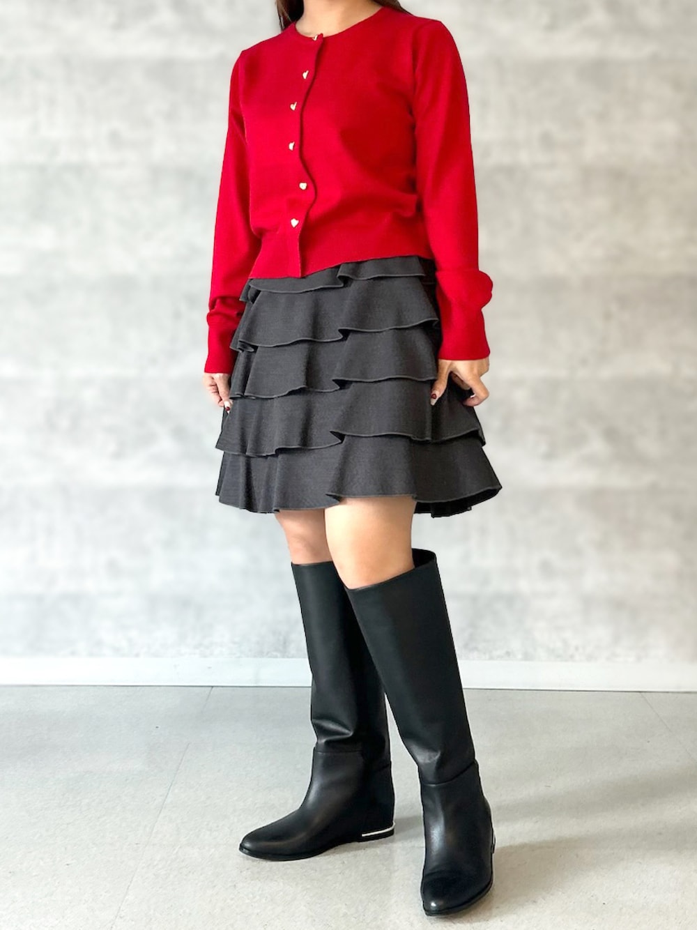 「STRAWBERRY-FIELDS(STRAWBERRY-FIELDS)、UNIVERVAL MUSE、フラノライク、ティアードミニスカート、秋冬スカート、落ち感シルエット、フェミニンコーデ、すっきりシルエット、ミニ丈スタイル、肉厚素材、ドライクリーニング、甘めカジュアル、天王寺MIO店_MIZUKI、低身長コーデ」｜「STRAWBERRY-FIELDSのﾃｨｱｰﾄﾞﾐﾆｽｶｰﾄ（スカート、グレー系）」を使った、STRAWBERRY-FIELDSさん（レディース・149cm）の冬コーディネートの1枚目の写真
