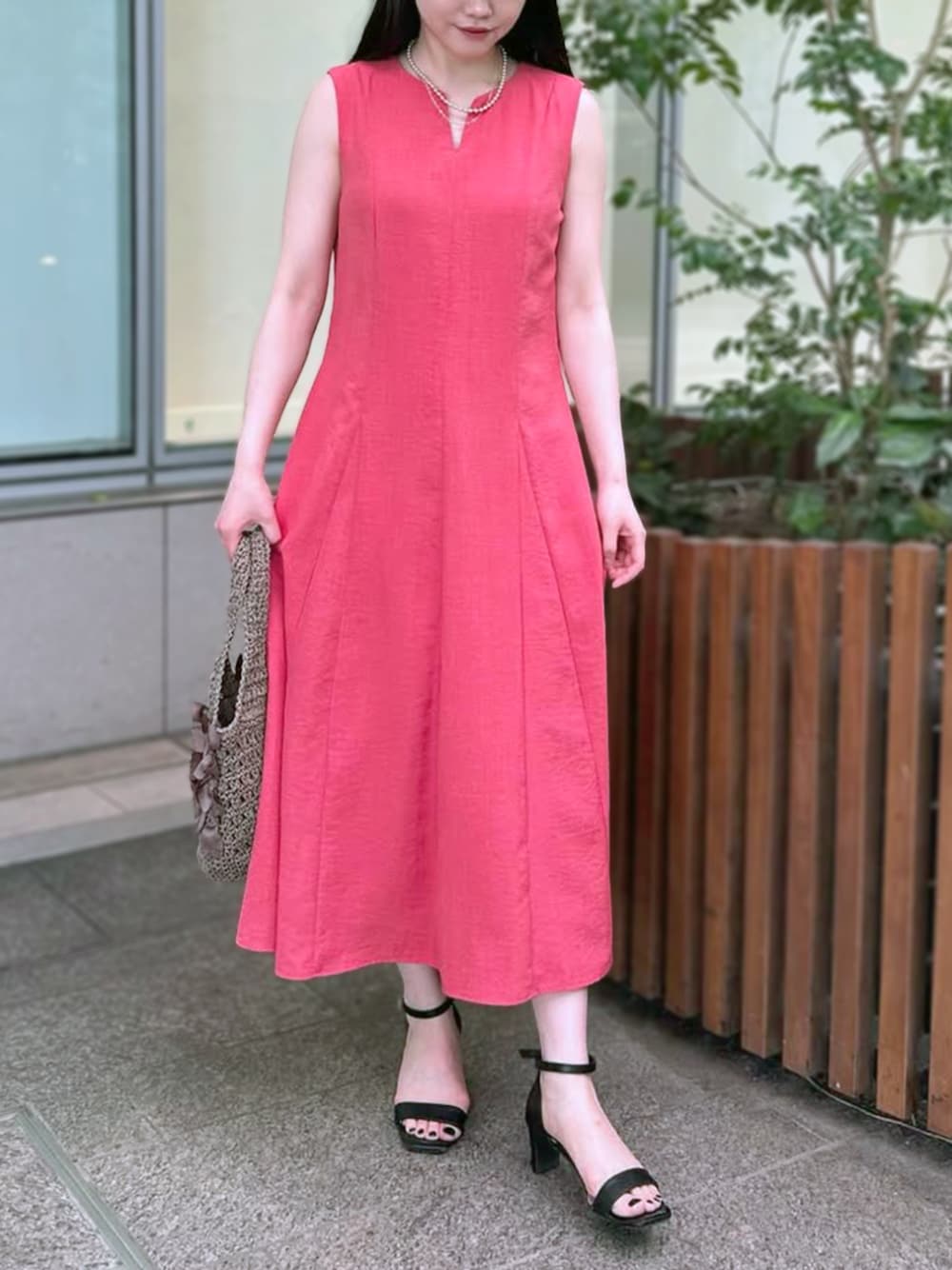 「京王新宿店_CHISATO、STRAWBERRY-FIELDS、タンブラーブッチャー、ノースリーブワンピース、フィットアンドフレア、リネンライク素材、キーネック、エレガントスタイル、涼しげコーデ、サマーワンピース、大人フェミニン、きれいめカジュアル、一枚でサマ見え、美シルエット、LOOK BOOK掲載」｜「STRAWBERRY-FIELDSの美シルエットワンピース（ワンピース、レッド系）」を使った、STRAWBERRY-FIELDSさん（レディース・155cm）の春コーディネートの1枚目の写真