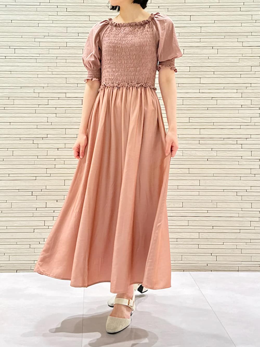 「きれいめカジュアル、オフショルダー、春夏コーデ、リラックスコーデ、大人フェミニン、STRAWBERRY-FIELDS、ドッキングワンピース、ストロベリーフィールズ、2wayワンピース、上品スタイル」｜「STRAWBERRY-FIELDSのｼｬｰﾘﾝｸﾞｼﾞｬｰｼﾞﾄﾞｯｷﾝｸﾞﾜﾝﾋﾟｰｽ（ワンピース、ブラウン系）」を使った、STRAWBERRY-FIELDSさん（レディース・157cm）の春コーディネートの1枚目の写真