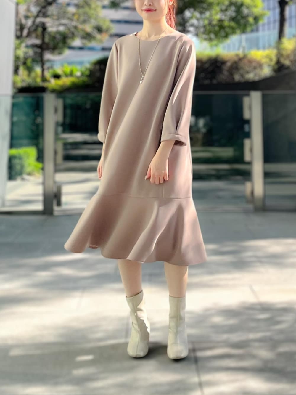 ベージュ系のワンピースを着用したレディースの冬コーディネートの1枚目の写真