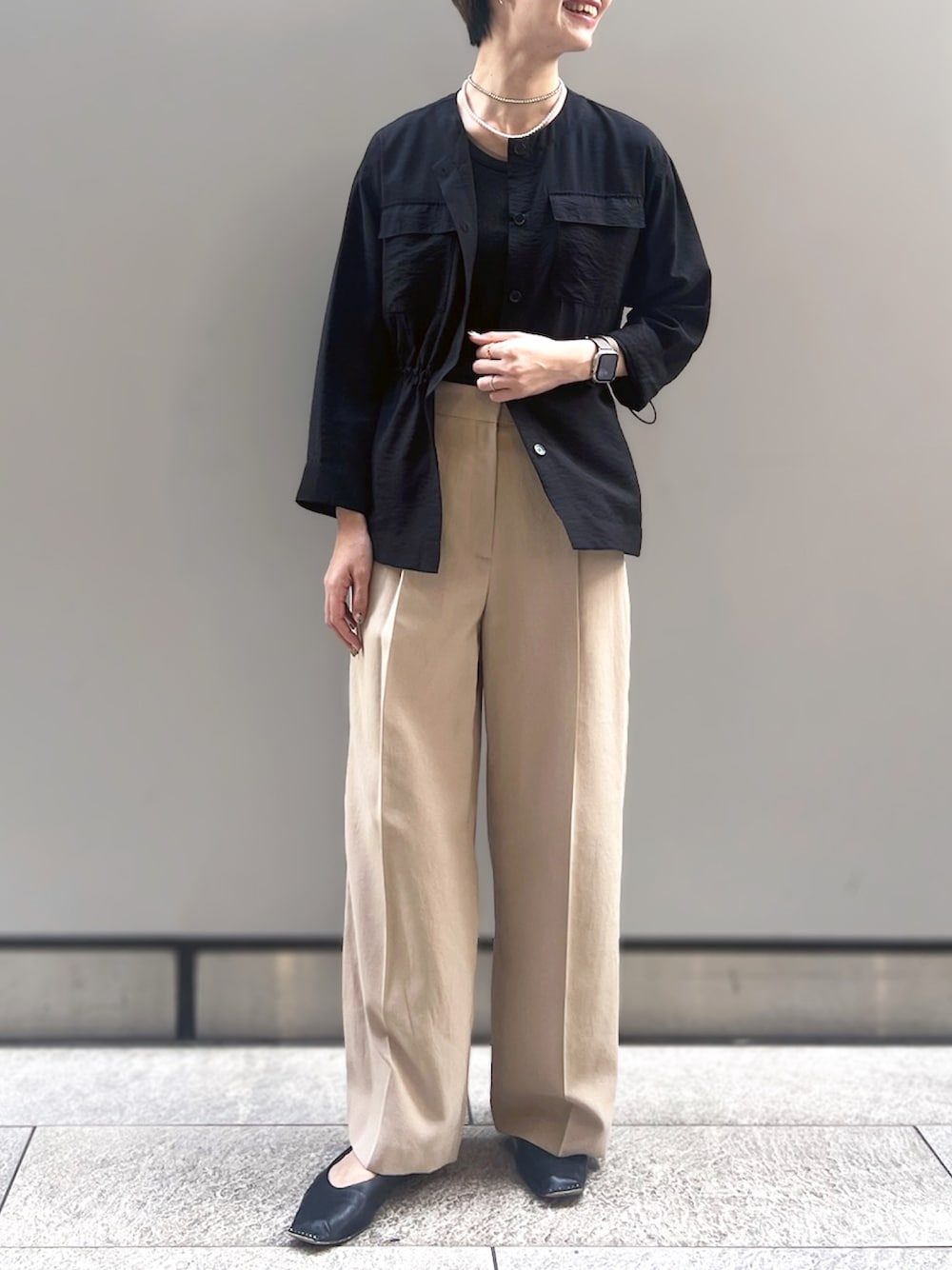 「ストレートパンツ、春コーデ、STRAWBERRY-FIELDS、ブラックトップス、シンプルおしゃれ、ベージュパンツコーデ、サファリ風ブラウス、京王新宿店_HARUKA、ミリタリー風アイテム、大人のきれいめカジュアル」｜「STRAWBERRY-FIELDSのサファリ風ブラウス（シャツ/ブラウス、ブラック系）」を使った、STRAWBERRY-FIELDSさん（レディース・170cm）の春コーディネートの1枚目の写真