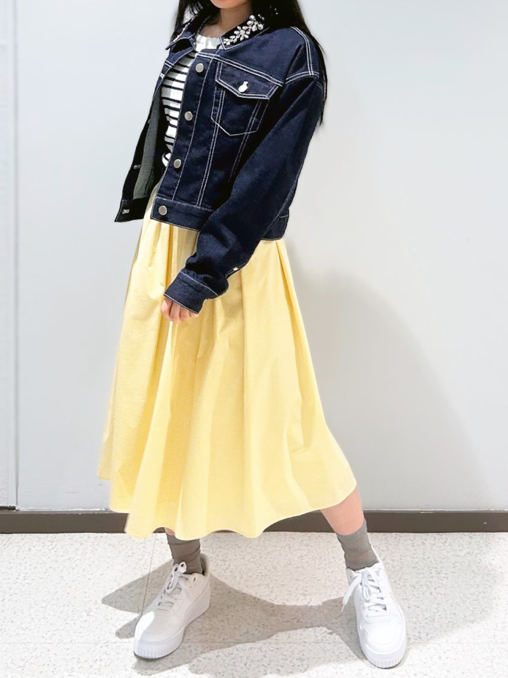 「デニムジャケット、大人カジュアル、お呼ばれコーデ、ビジュー付き、岡山デニム、STRAWBERRY-FIELDS、着回し抜群、ストレッチ素材、カジュアルエレガント、シーズンレスコーデ」｜「STRAWBERRY-FIELDSの襟ビジュー付デニムジャンパー（デニムジャケット、ブルー系）」を使った、STRAWBERRY-FIELDSさん（レディース・150cm）の冬コーディネートの1枚目の写真