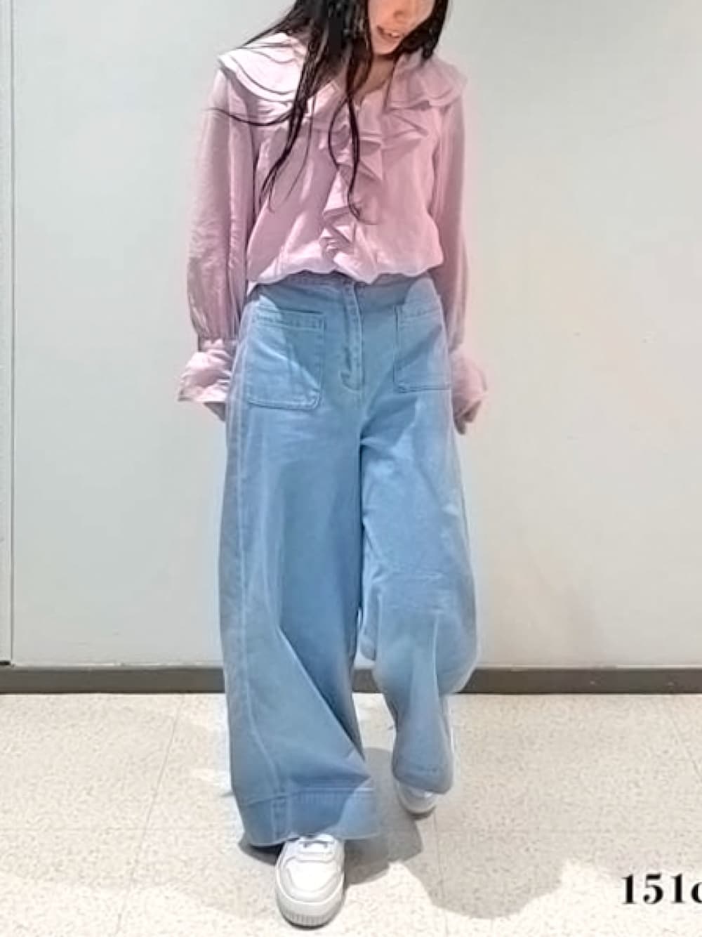 「きれいめカジュアル、ストロベリーフィールズ、ワイドデニムパンツ、スタイルアップコーデ、ラッフルブラウス、倉敷デニム、バイオレットコーデ、荻窪ルミネ店_YURI、STRAWBERRYFIELDS、夏のフェミニンスタイル」｜「STRAWBERRY-FIELDSのナチュラルローン＿ラッフルフリルブラウス　シャツ・ブラウス（シャツ/ブラウス、パープル系）」を使った、STRAWBERRY-FIELDSさん（レディース・151cm）の春コーディネートの1枚目の写真