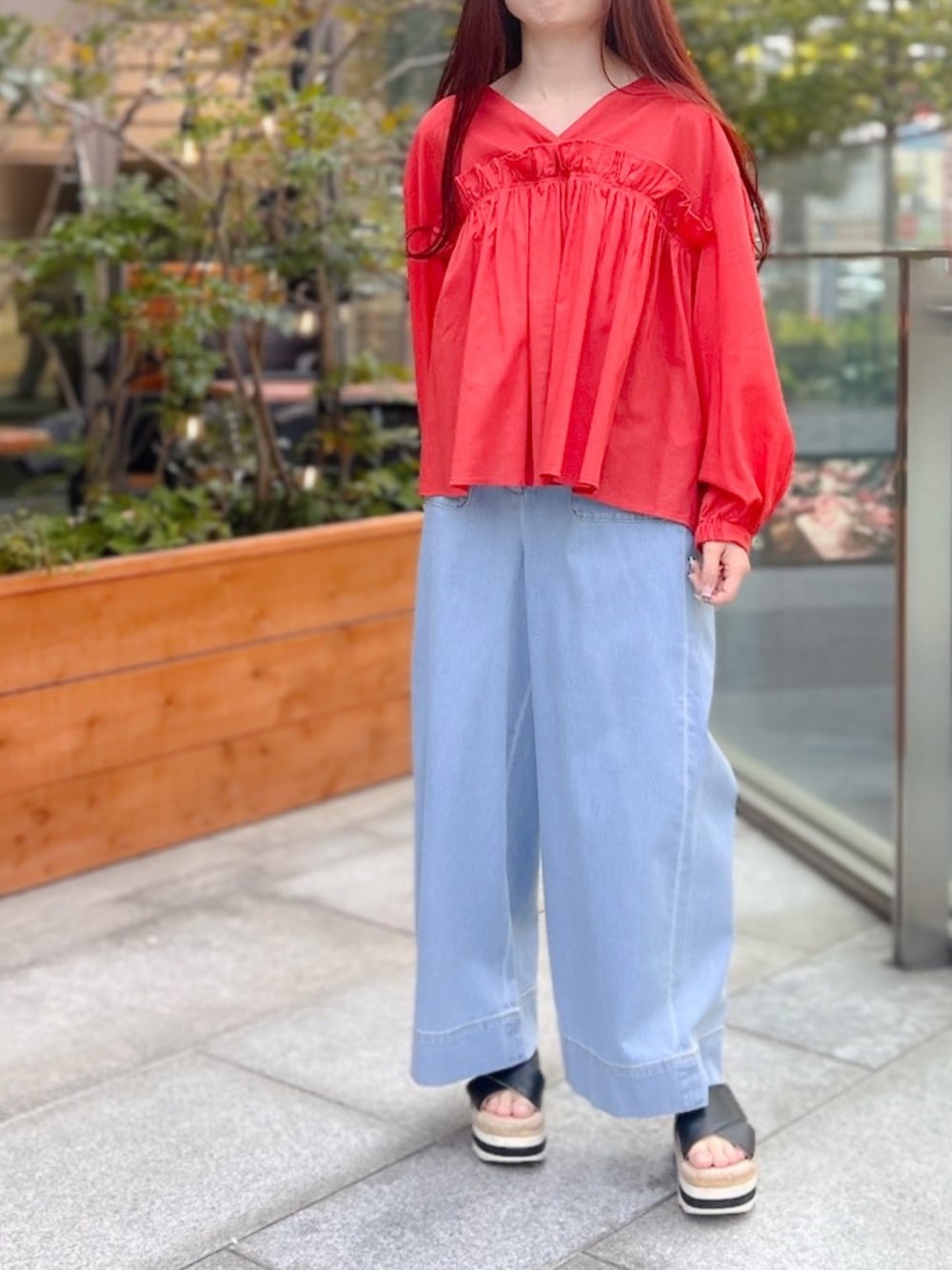 「大人カジュアル、赤ブラウス、デニムスタイル、春のお出かけコーデ、ナチュラルコーデ、STRAWBERRY-FIELDS、休日ファッション、春トップス、春パンツコーデ、名古屋ユニモール店_YUUKI」｜「STRAWBERRY-FIELDSのフリルギャザーブラウス（シャツ/ブラウス、レッド系）」を使った、STRAWBERRY-FIELDSさん（レディース・150cm）の春コーディネートの1枚目の写真