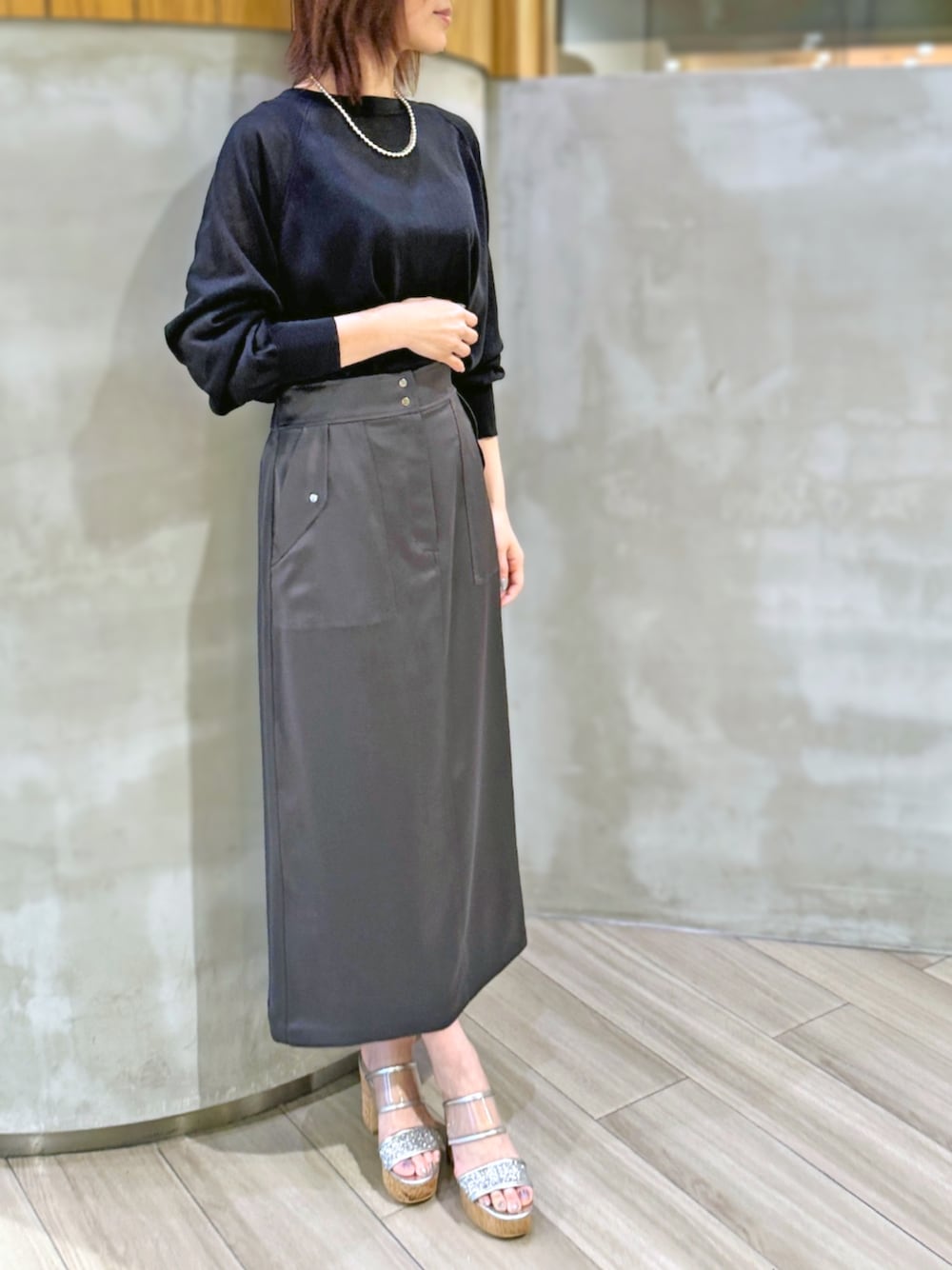 「アミュプラザ鹿児島店_SAYAKA、STRAWBERRY-FIELDS(STRAWBERRY-FIELDS)、シアーニット、カーディガンコーデ、カーゴスカート、ナロースカート、モノトーンコーデ、涼感スタイル、通勤スタイル、都会的カジュアル、洗濯機OKアイテム、LOOKBOOK掲載、夏コーデ、サンダル、ICHIE」｜「STRAWBERRY-FIELDSのナローサテンカーゴスカート（スカート、グレー系）」を使った、STRAWBERRY-FIELDSさん（レディース・163cm）の夏コーディネートの1枚目の写真